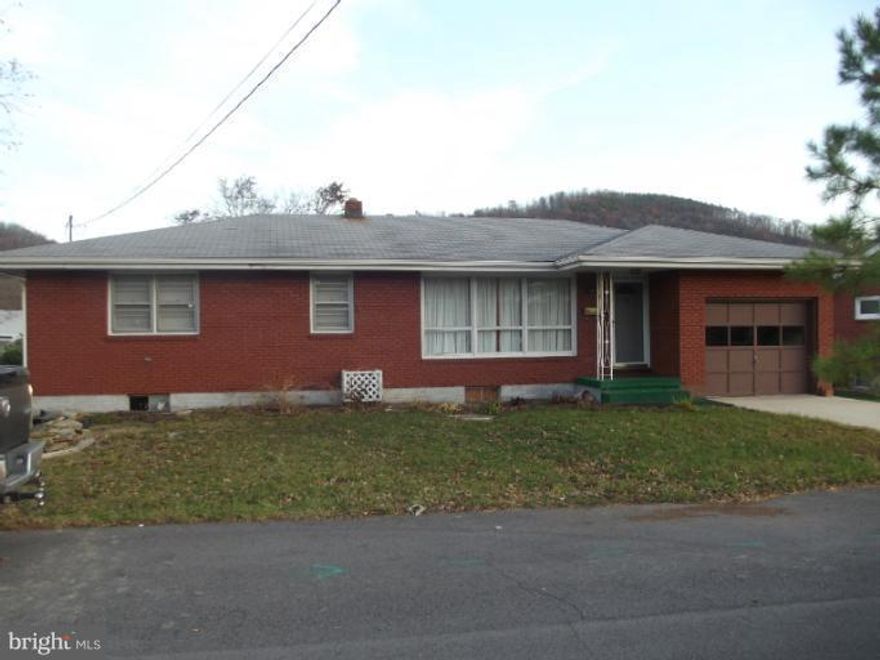 AIRPORT ADDITION- THIS 3 BDRM 1.5 BRICK RANCHER IS COMPLETELY SURROUNDED BY QUIET, VERY NEAT NEIGHBORS WAITING FOR YOU TO MOVE IN. OAK H/W FLRS THRU-OUT MAIN FLR. UPGRADED FULL BATH. KITCHEN W APPLCS. COMPLETELY REMOD. LOWER FLR. REC RM. W/ PLUSH CARPET, WAINCOATING AND GAS LOG F-PLACE. WORKSHOP AREA. RERLAX ON REAR DECK OR THE SCREENED IN PORCH. ATTACHED GARAGE W CONCRETE DRVWY. CENT A/C.