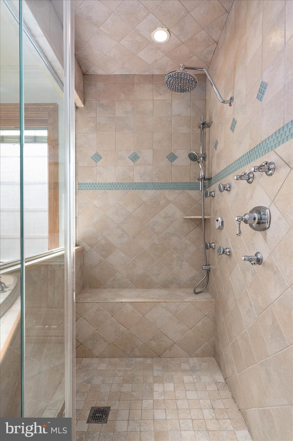 BAY COLONY - Residential