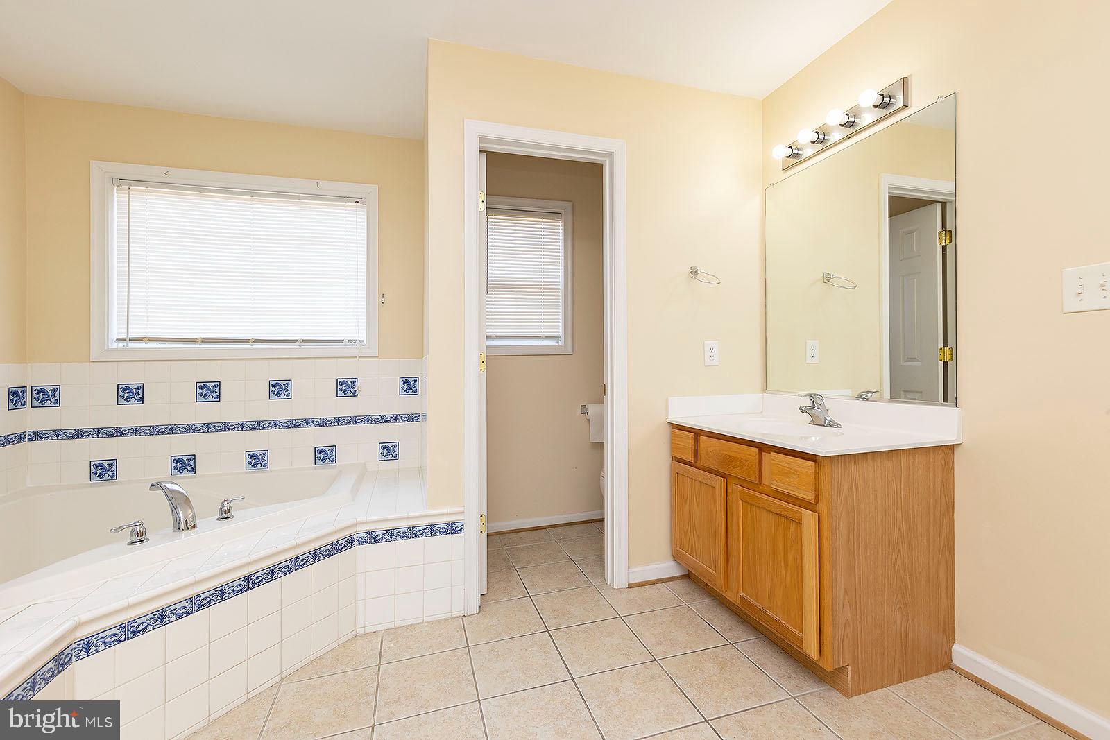 APPLE KNOLLS - Residential Lease