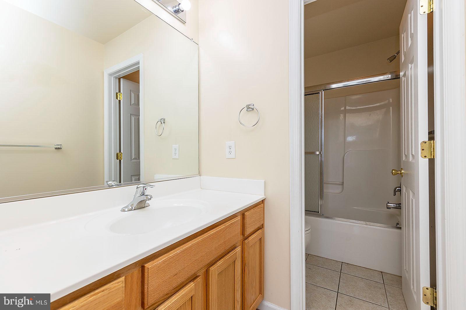 APPLE KNOLLS - Residential Lease