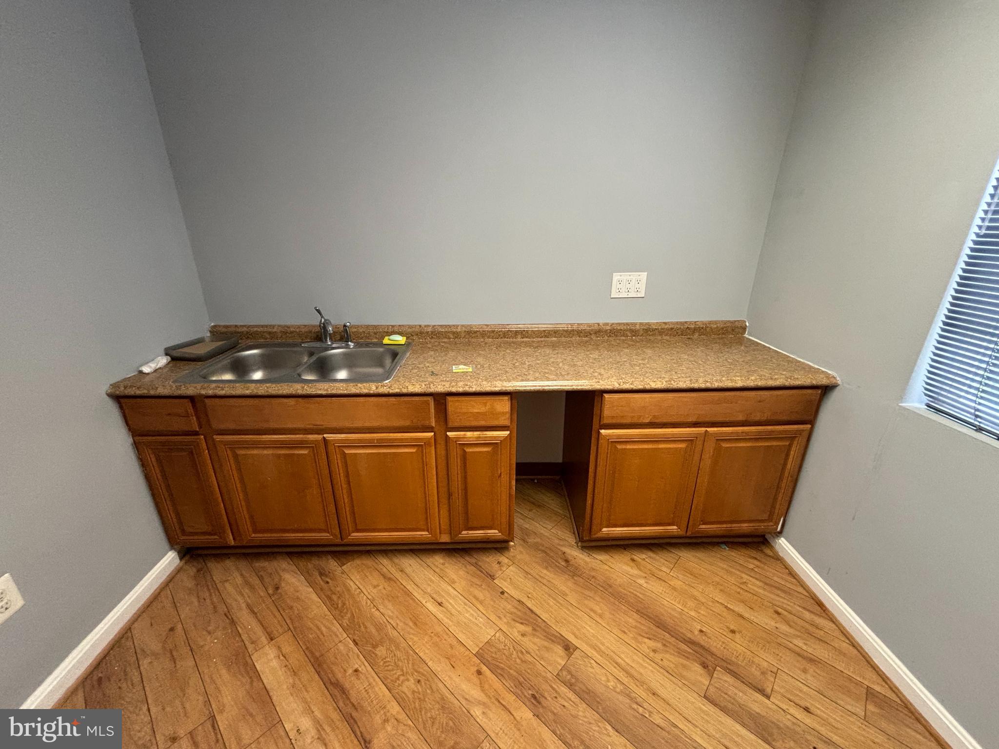 WEISMANS - Commercial Lease