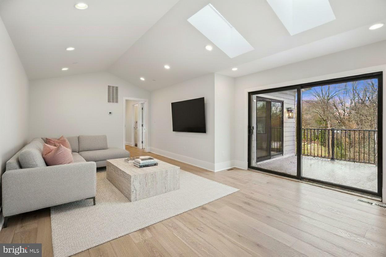 LUXMANOR - Residential