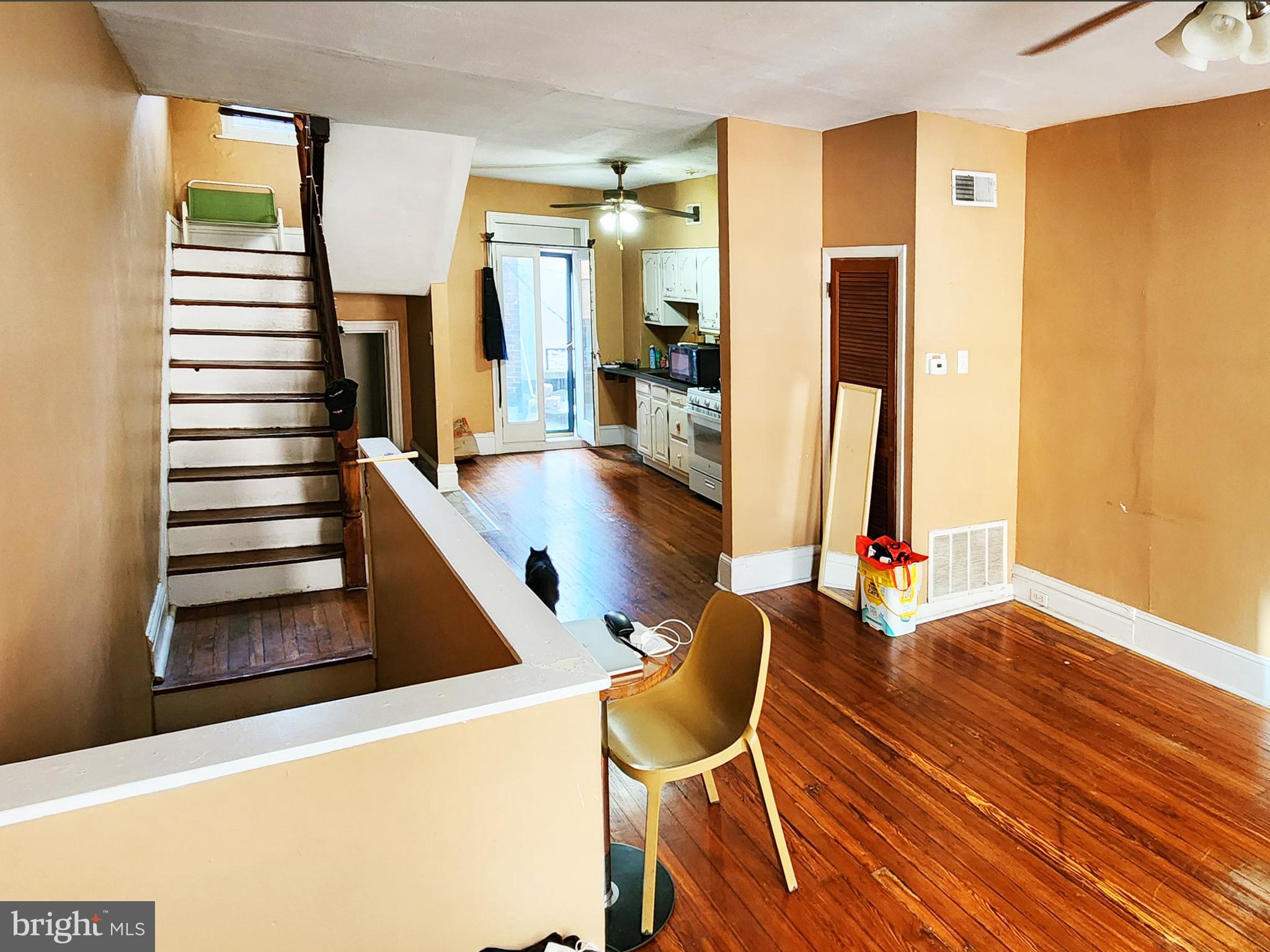 QUEEN VILLAGE - Commercial Sale
