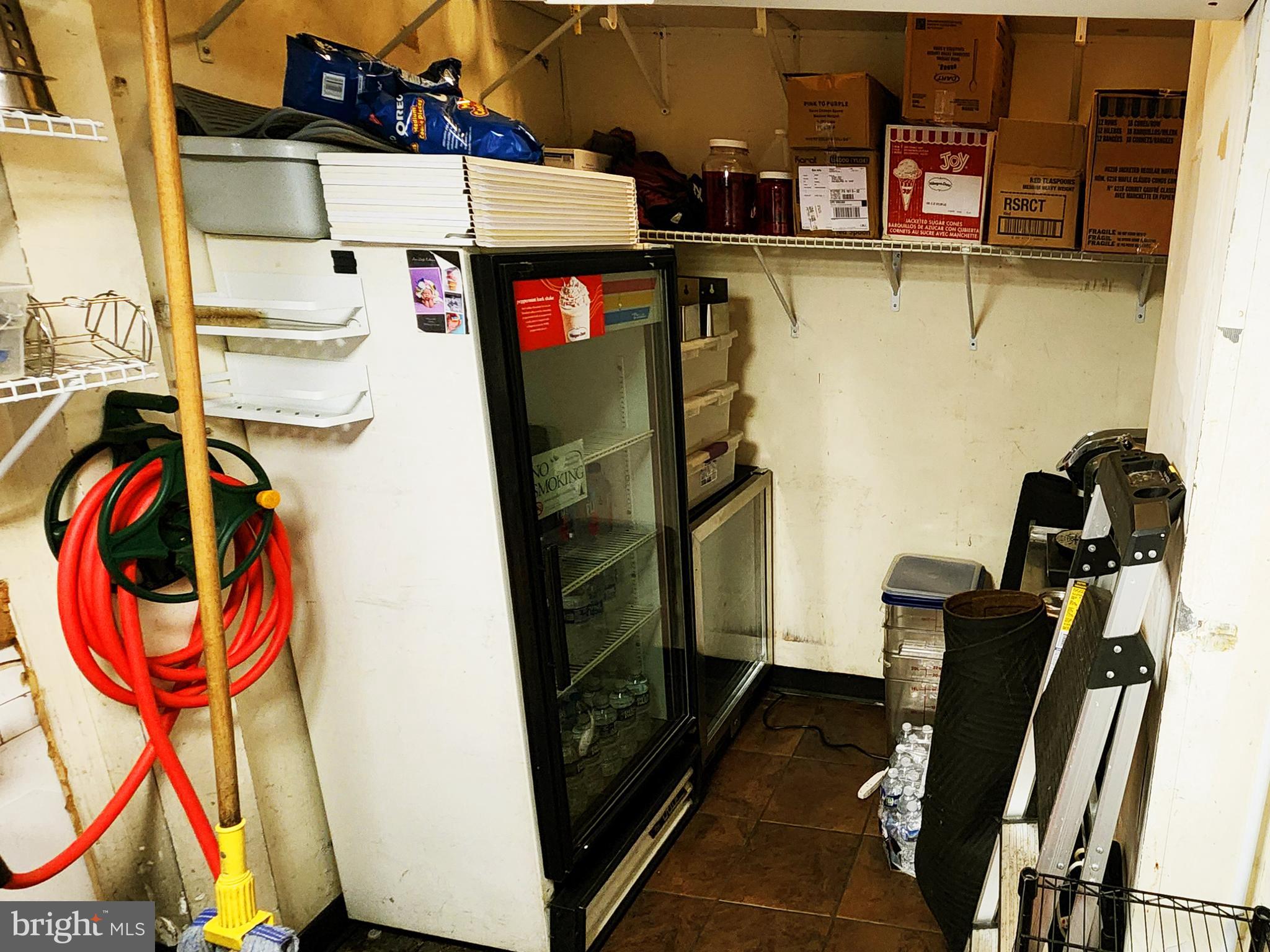 QUEEN VILLAGE - Commercial Sale