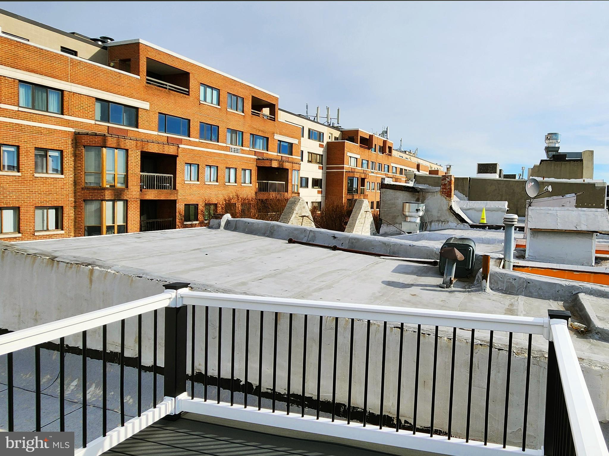 QUEEN VILLAGE - Commercial Sale