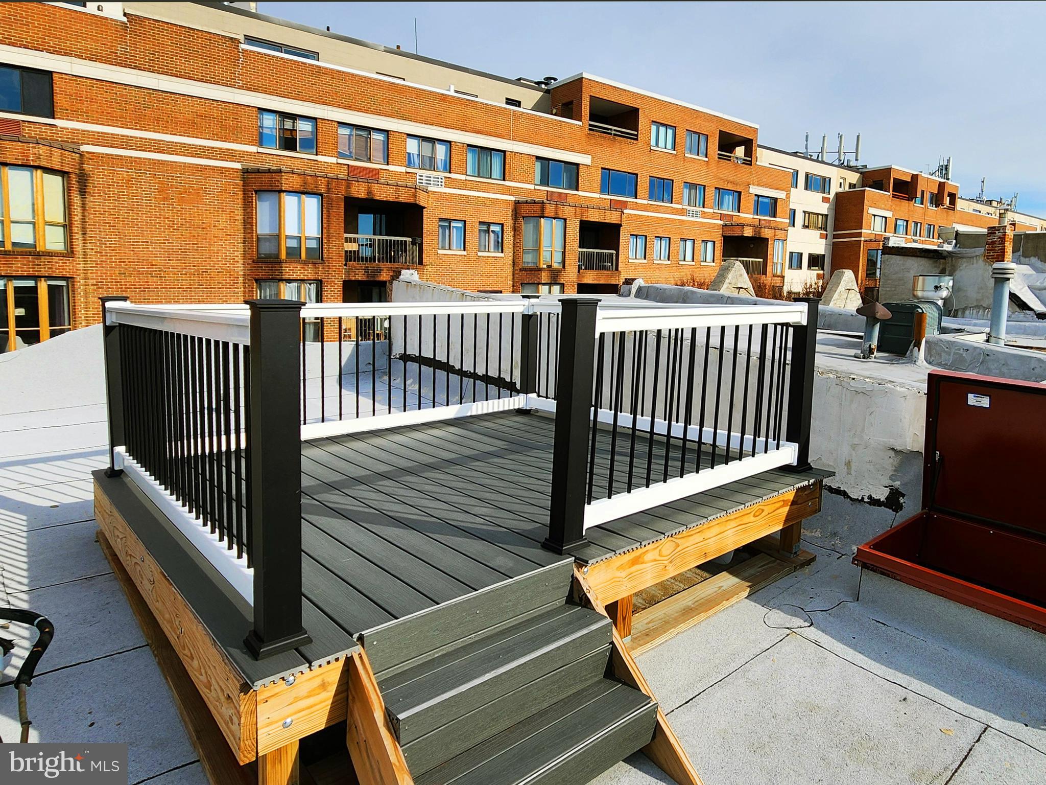 QUEEN VILLAGE - Commercial Sale