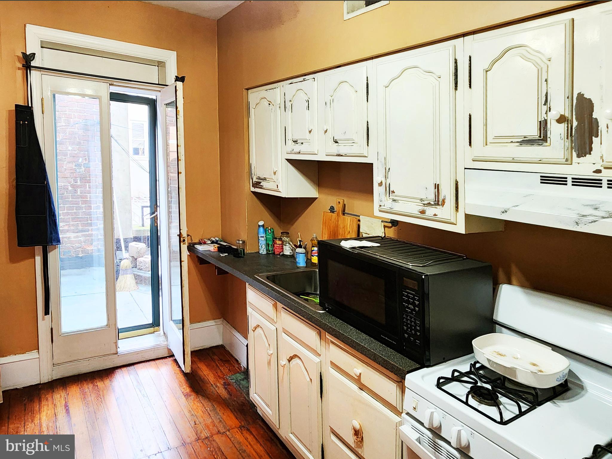 QUEEN VILLAGE - Commercial Sale