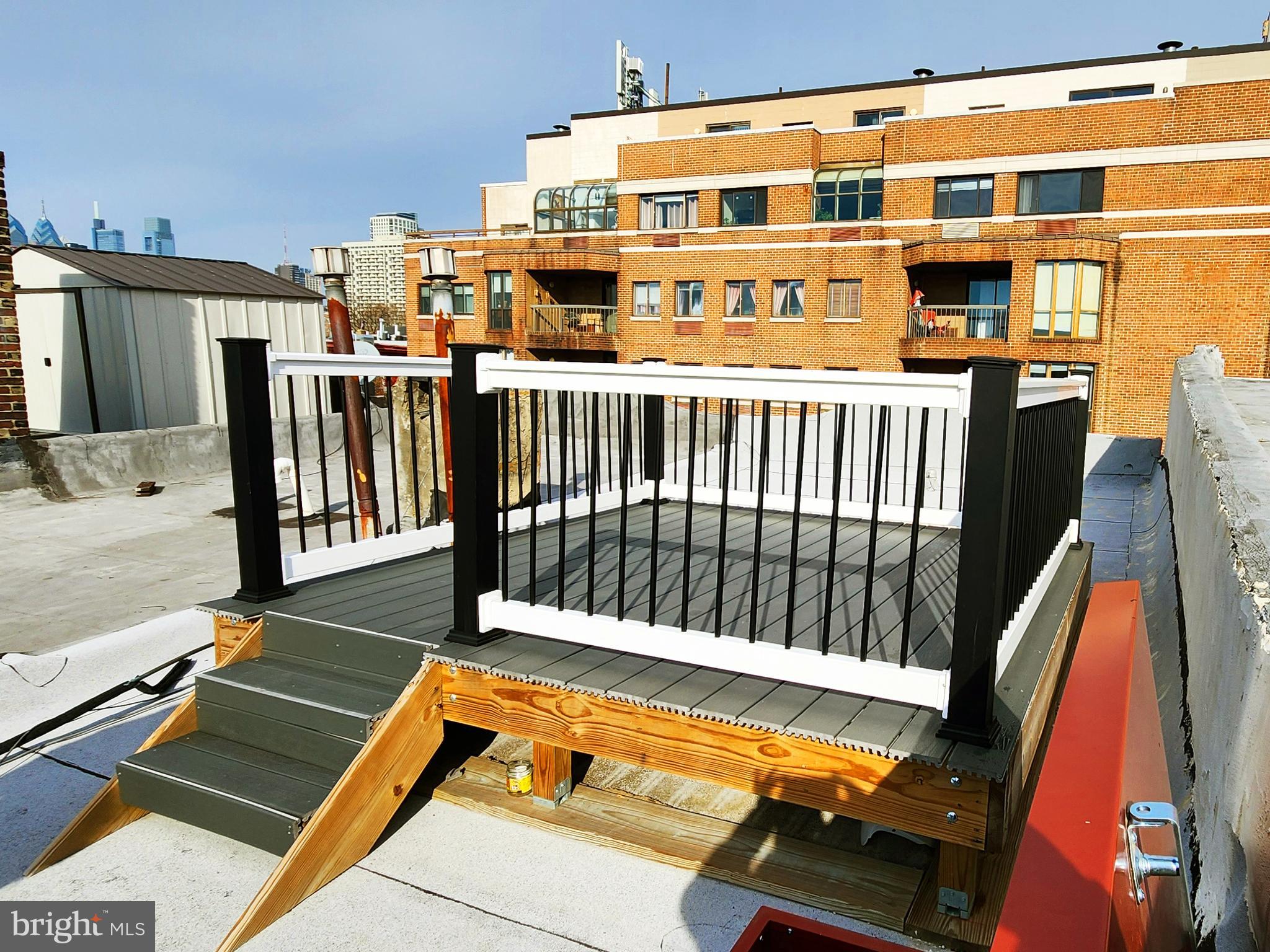 QUEEN VILLAGE - Commercial Sale