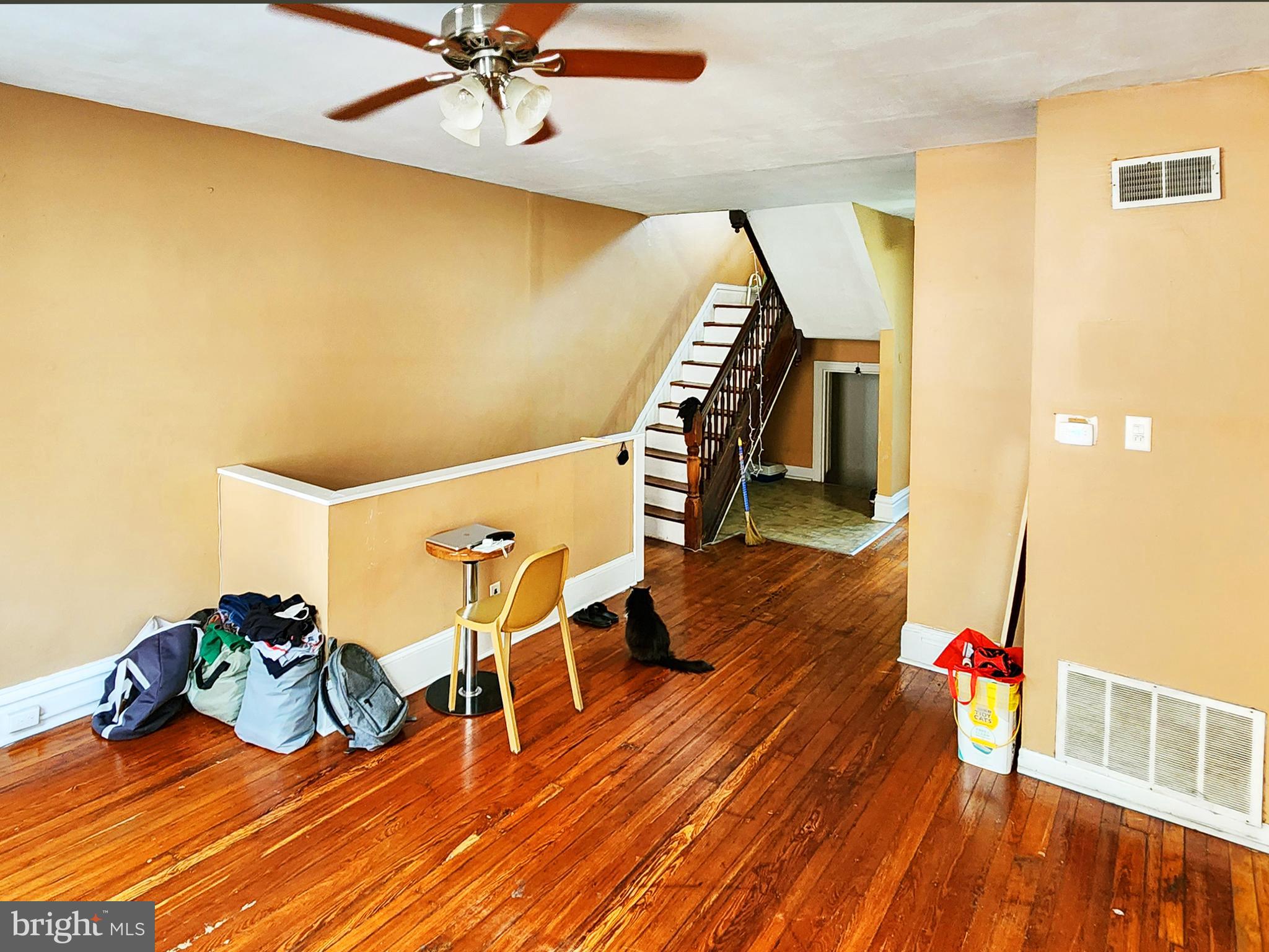 QUEEN VILLAGE - Commercial Sale