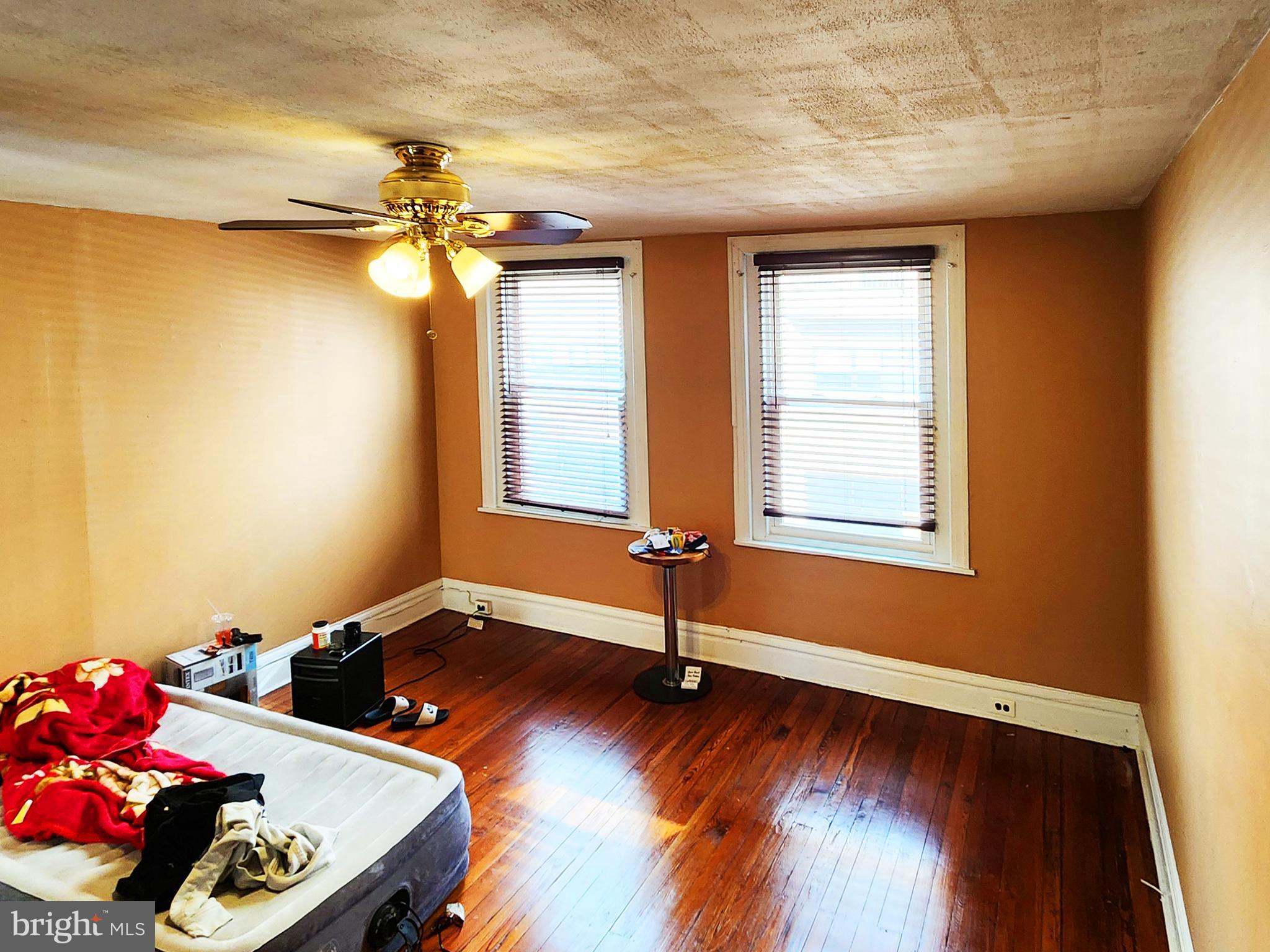 QUEEN VILLAGE - Commercial Sale