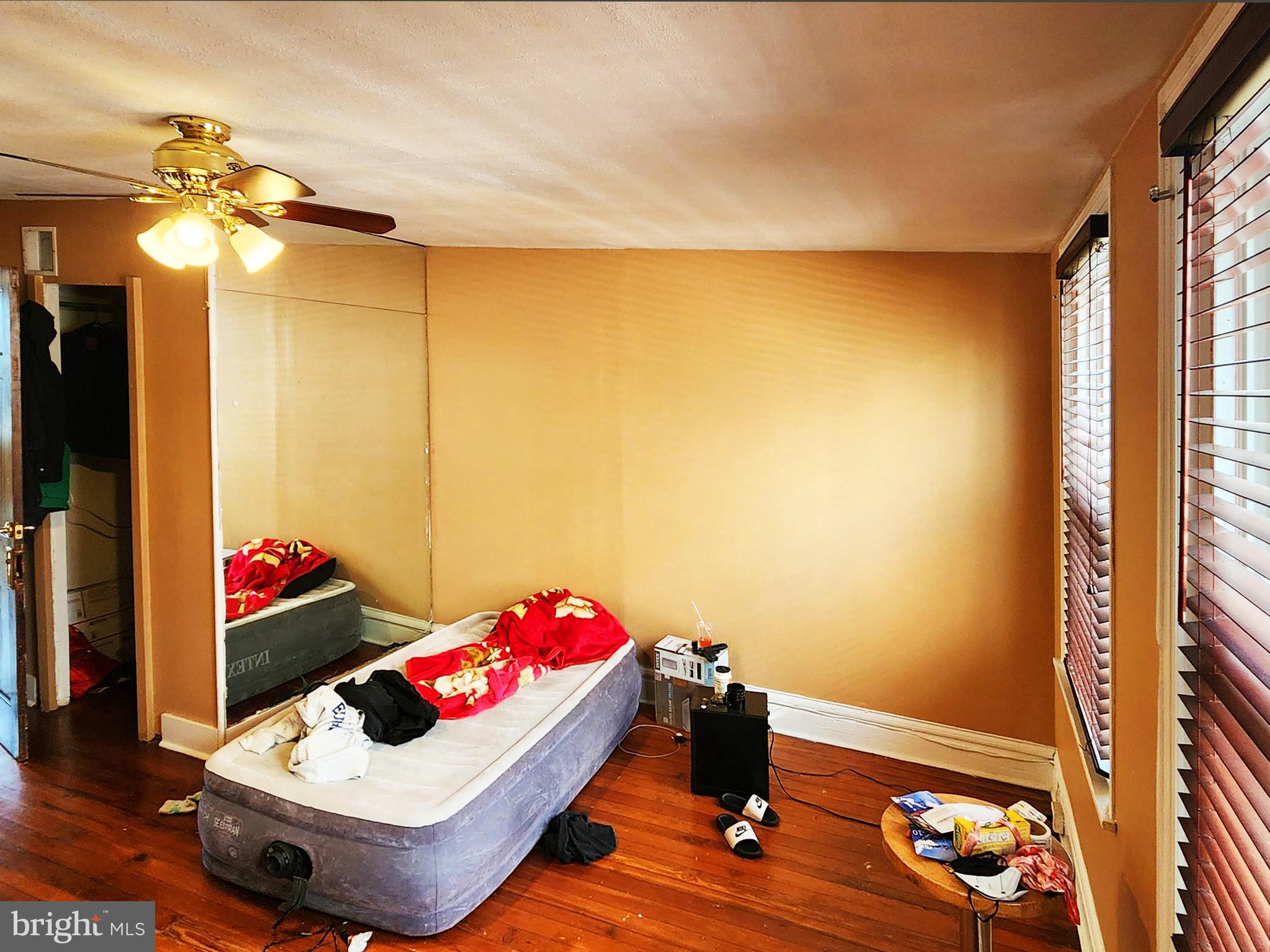 QUEEN VILLAGE - Commercial Sale