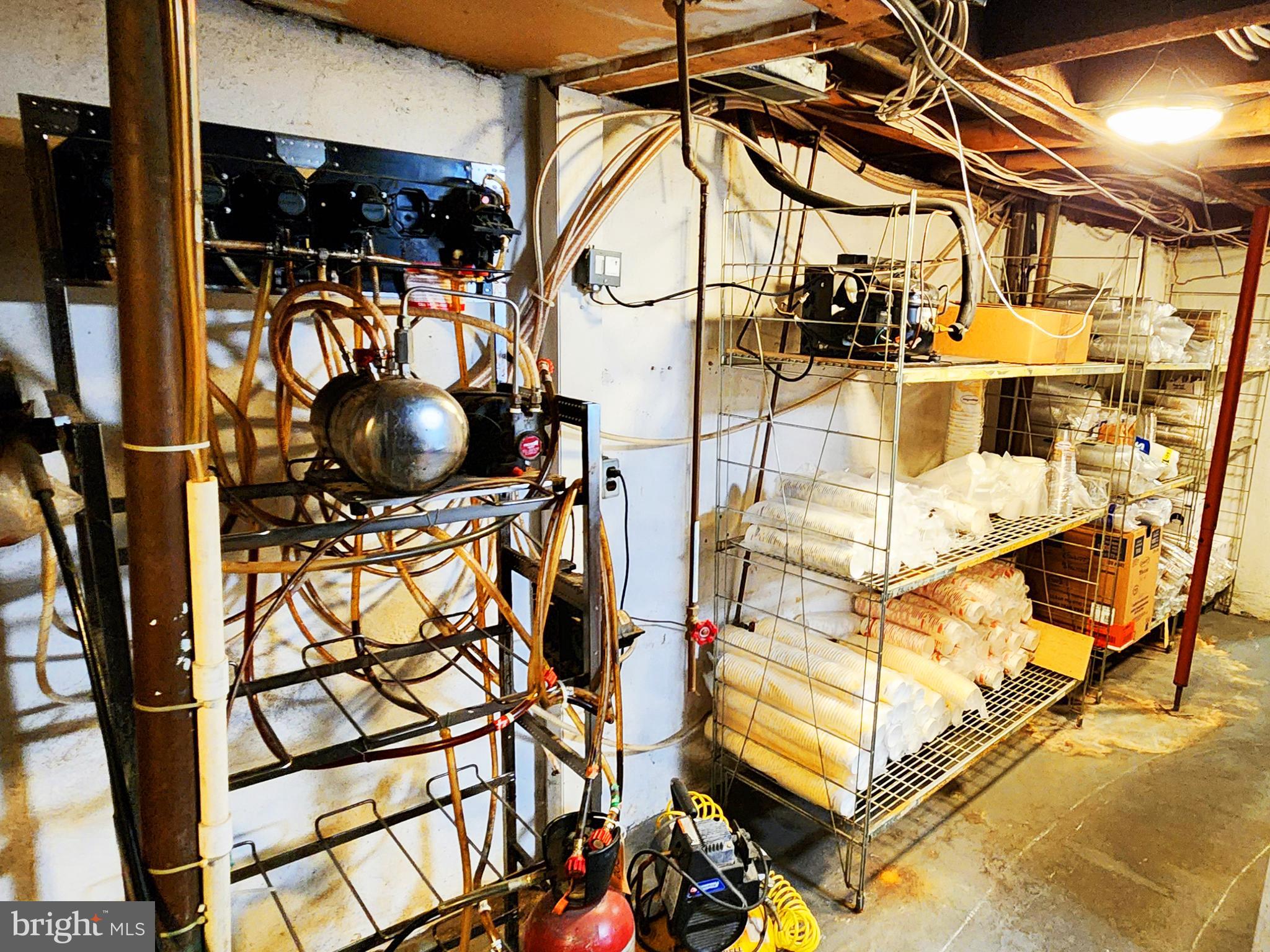 QUEEN VILLAGE - Commercial Sale
