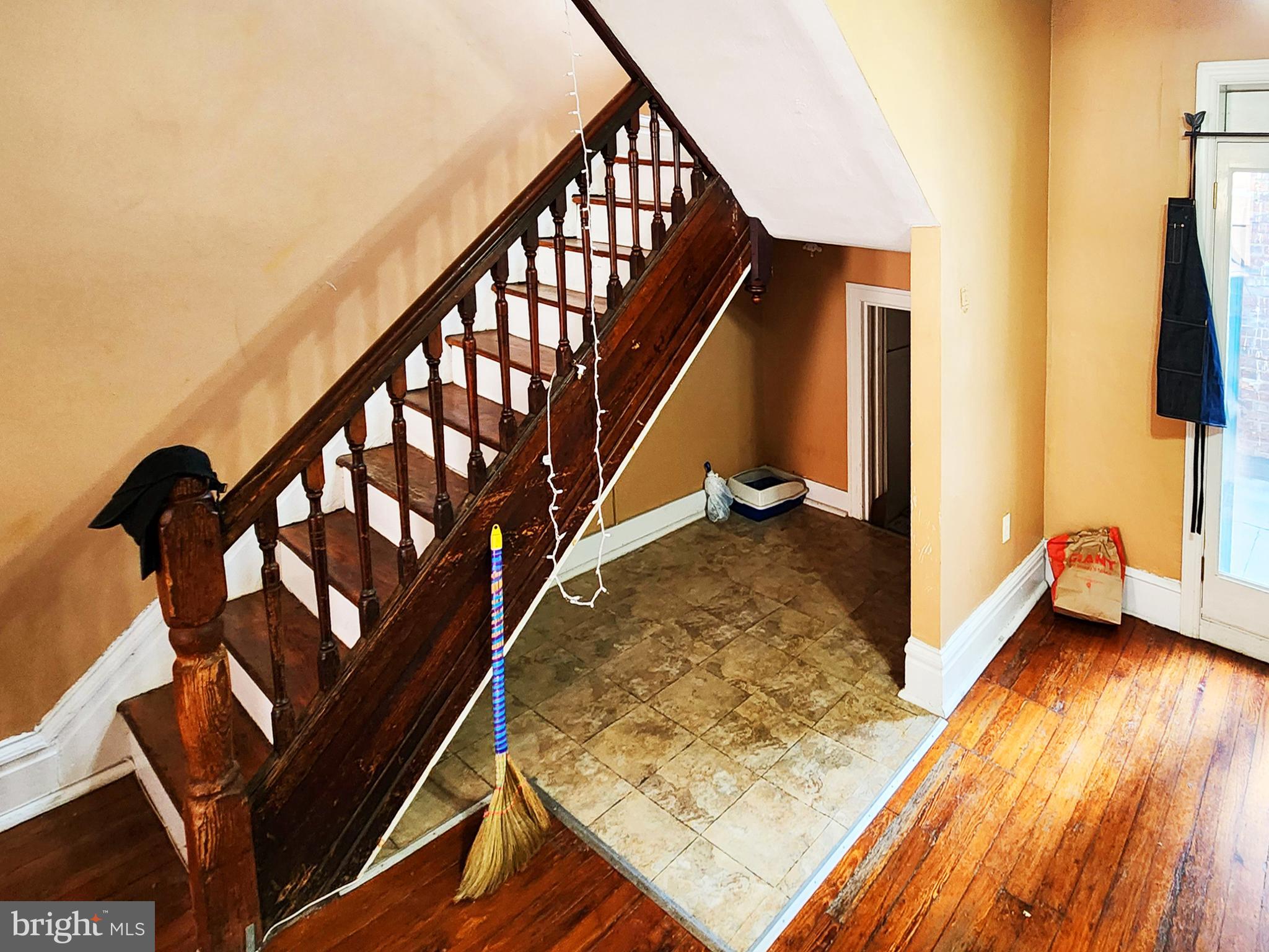 QUEEN VILLAGE - Commercial Sale