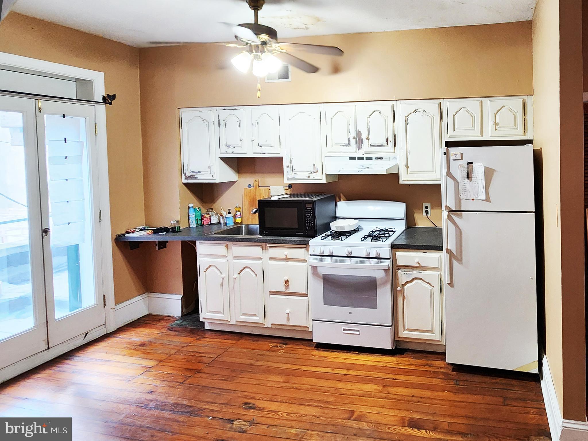 QUEEN VILLAGE - Commercial Sale