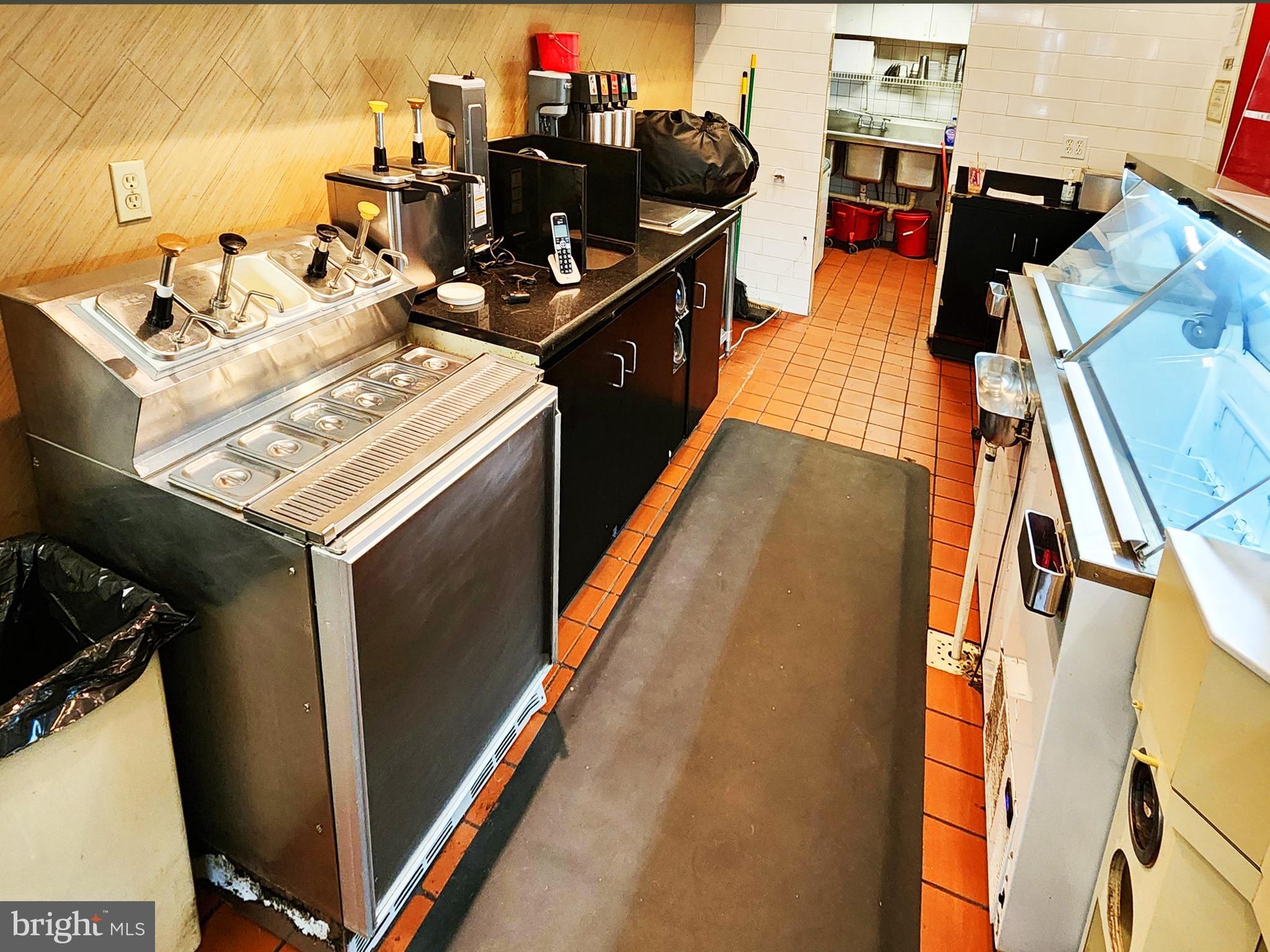 QUEEN VILLAGE - Commercial Sale