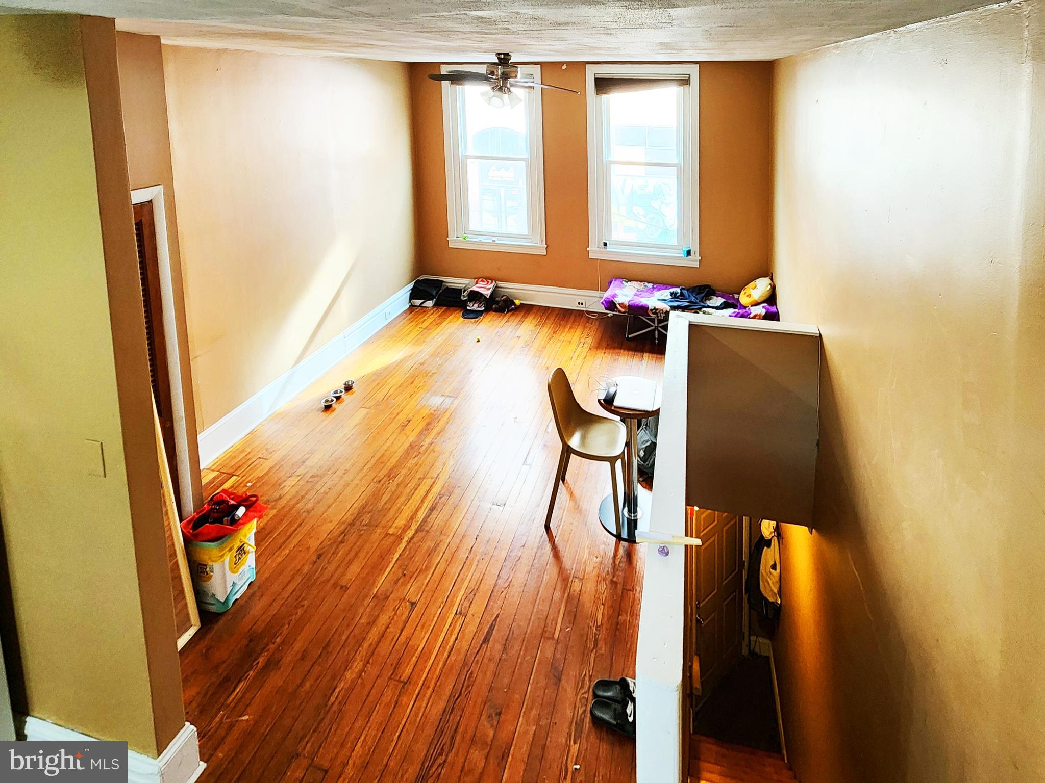 QUEEN VILLAGE - Commercial Sale