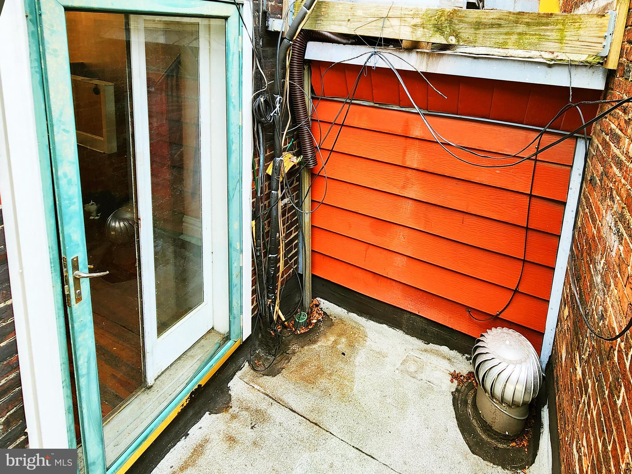 QUEEN VILLAGE - Commercial Sale
