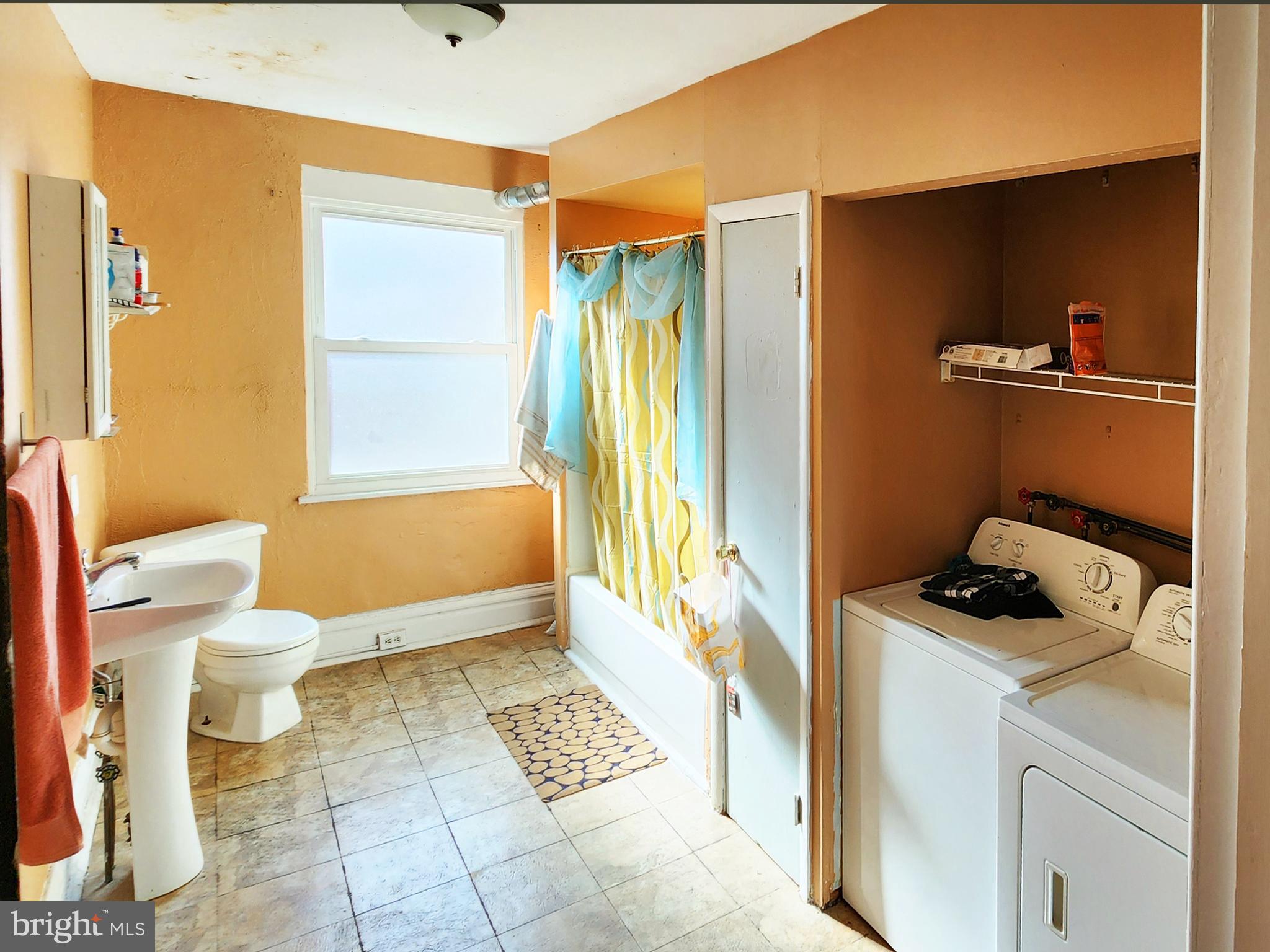 QUEEN VILLAGE - Commercial Sale