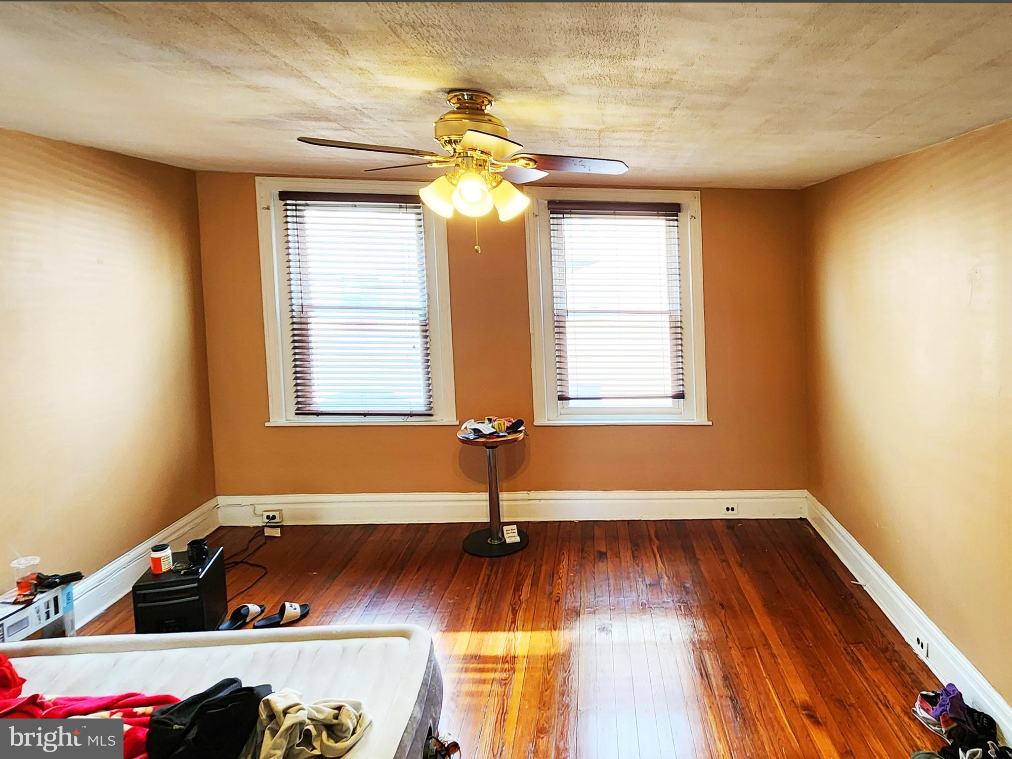 QUEEN VILLAGE - Commercial Sale