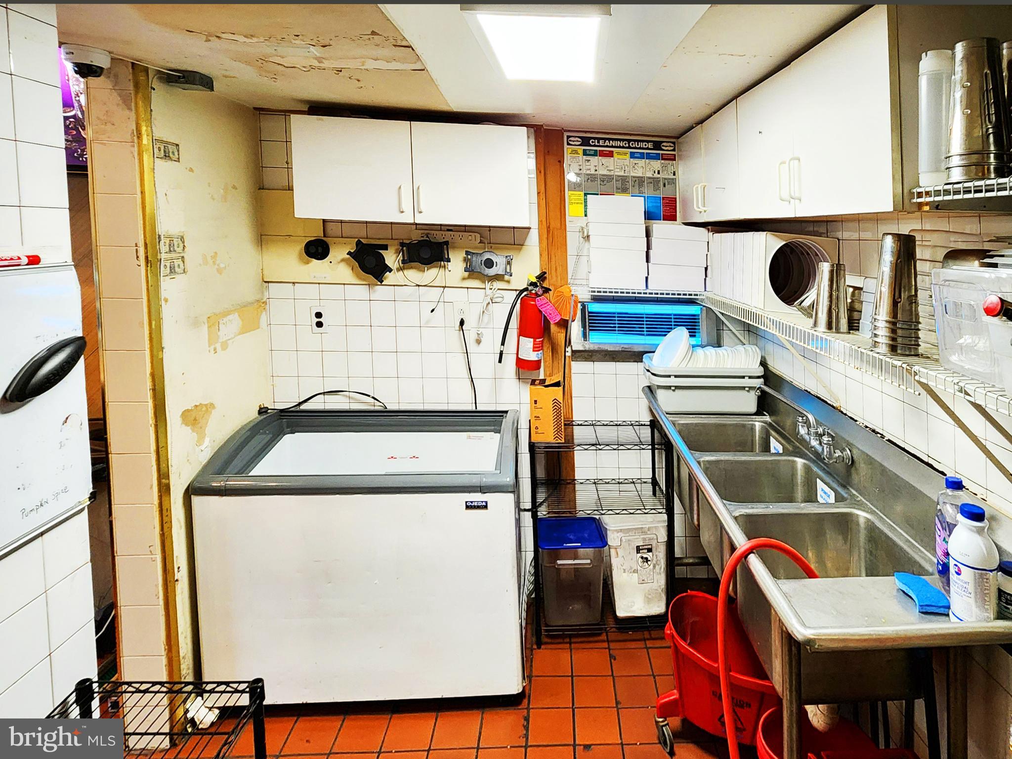 QUEEN VILLAGE - Commercial Sale