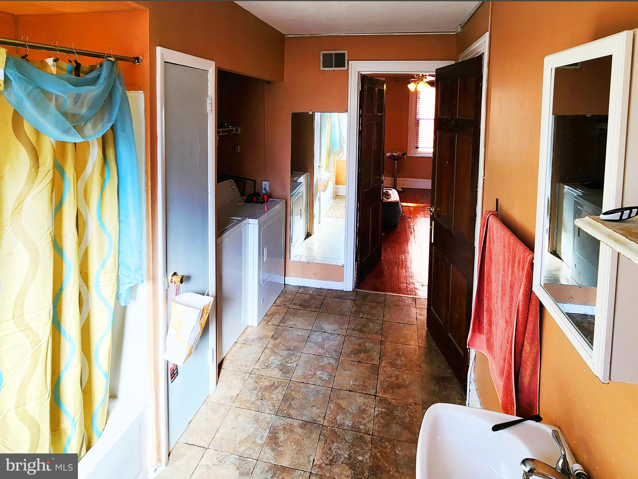 QUEEN VILLAGE - Commercial Sale