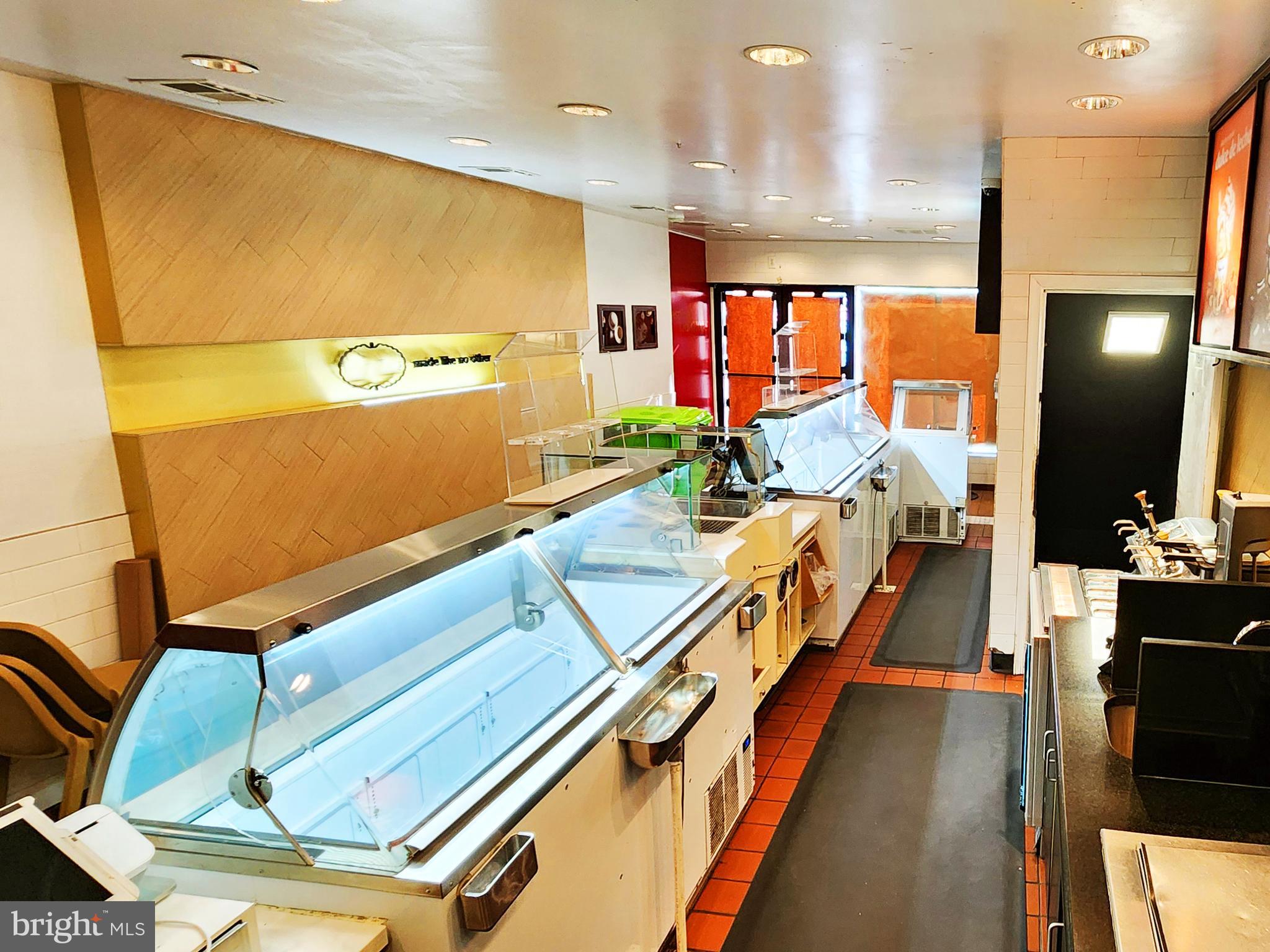 QUEEN VILLAGE - Commercial Sale
