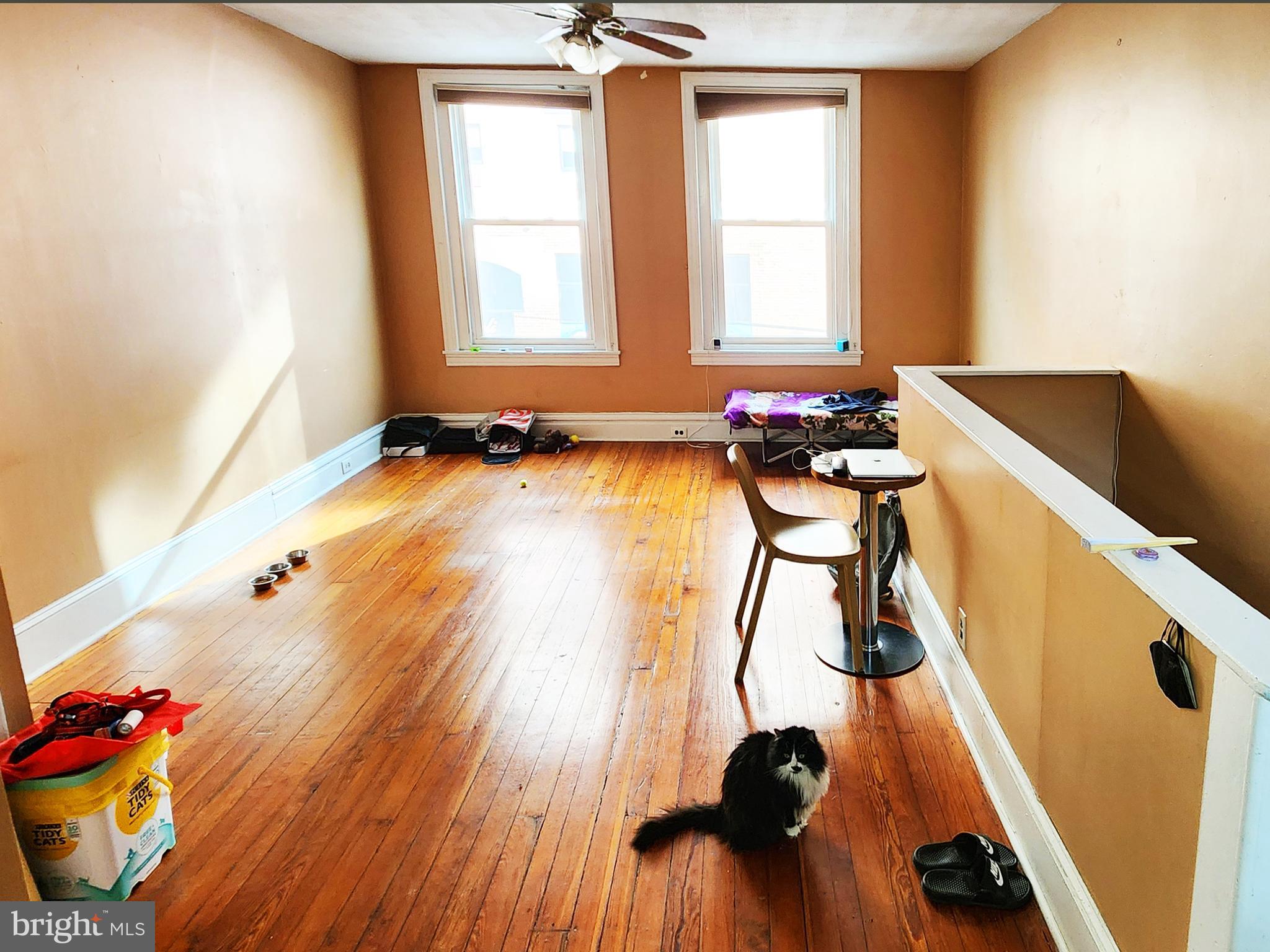 QUEEN VILLAGE - Commercial Sale