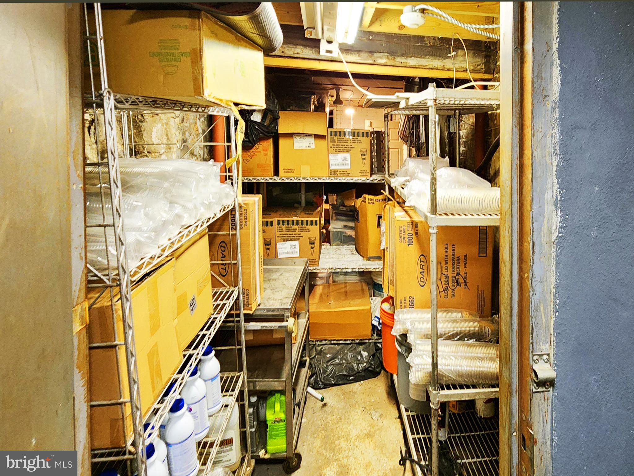 QUEEN VILLAGE - Commercial Sale