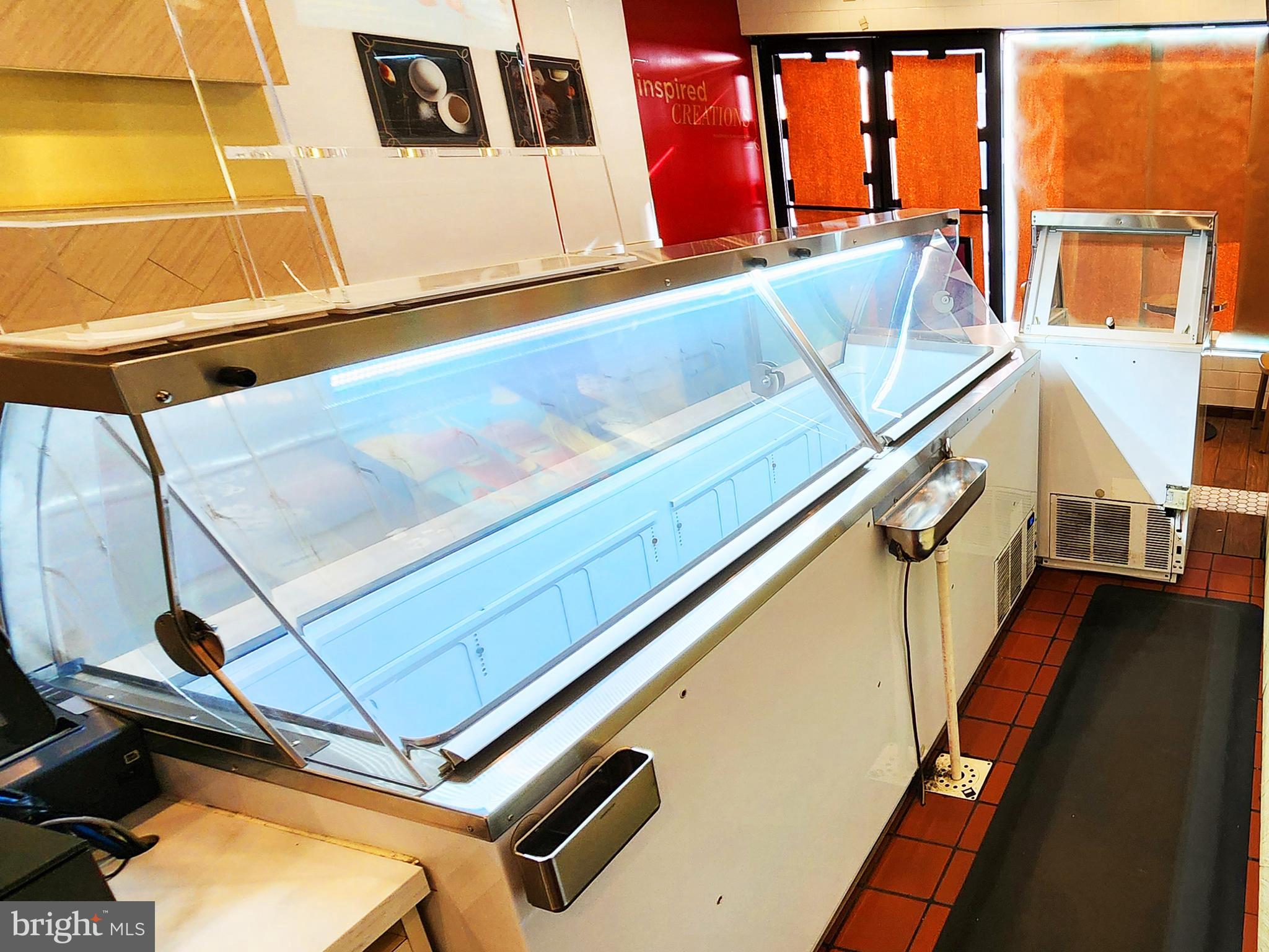 QUEEN VILLAGE - Commercial Sale