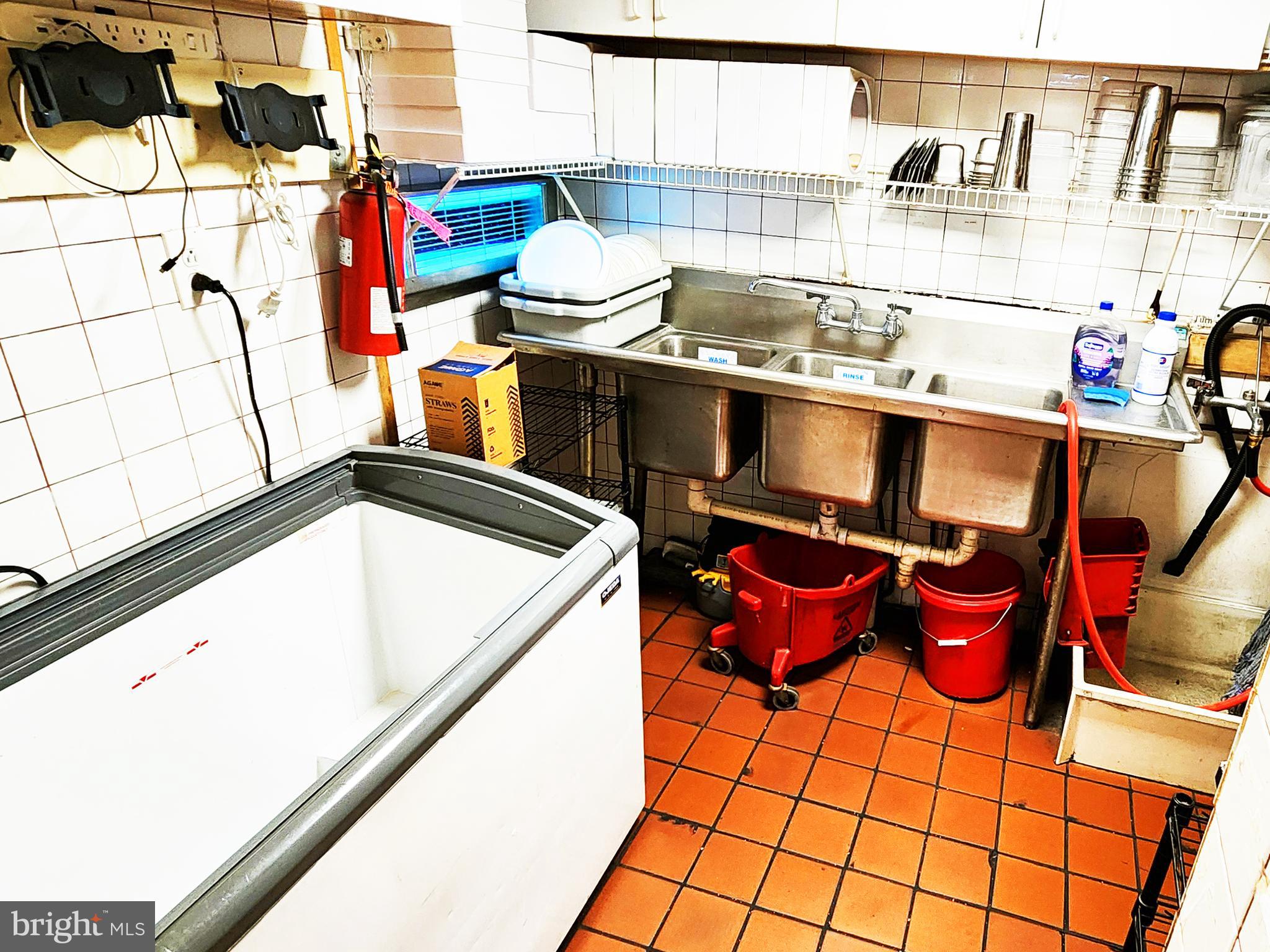 QUEEN VILLAGE - Commercial Sale