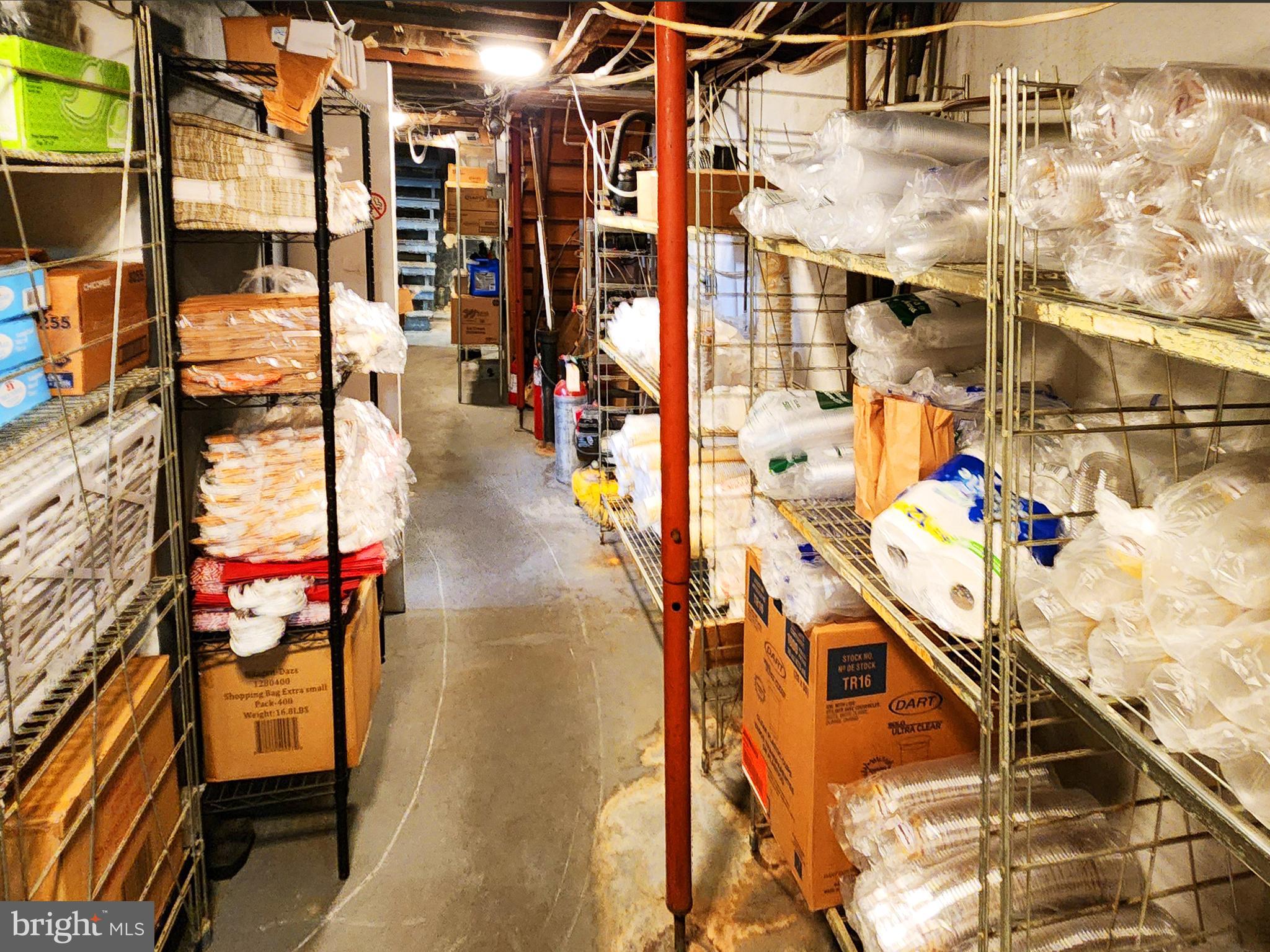 QUEEN VILLAGE - Commercial Sale