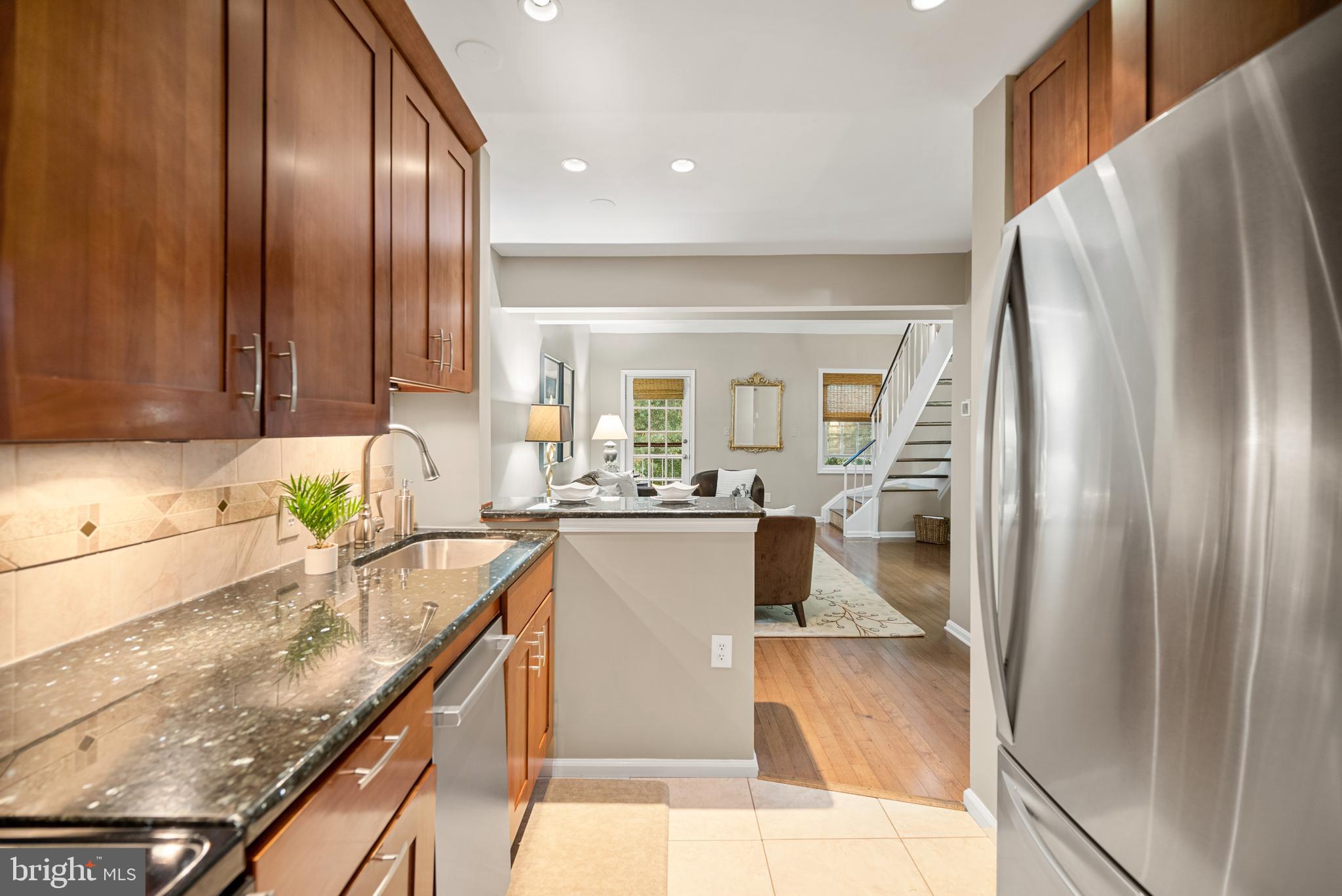 1403 E ABINGDON DRIVE 6