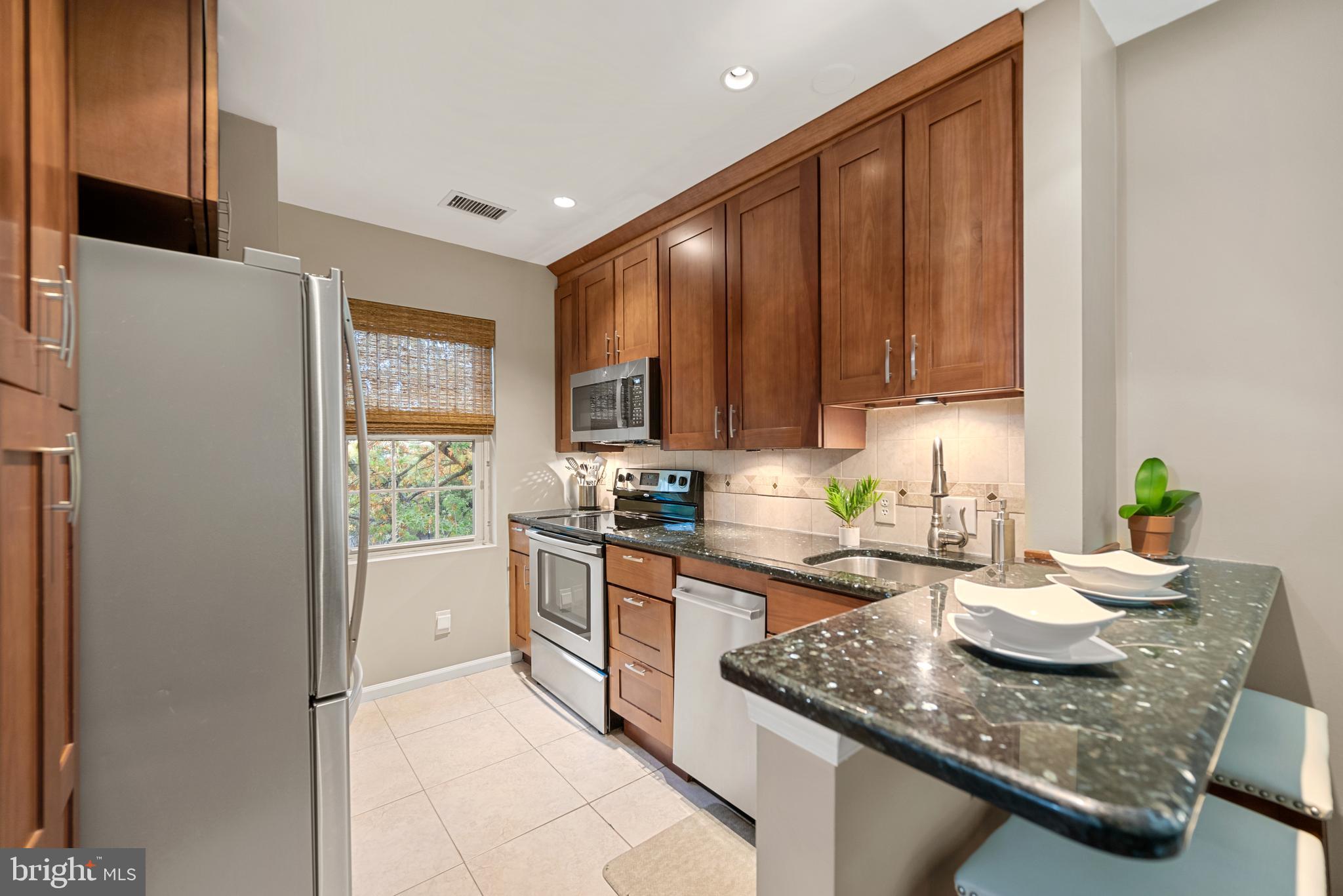 1403 E ABINGDON DRIVE 6
