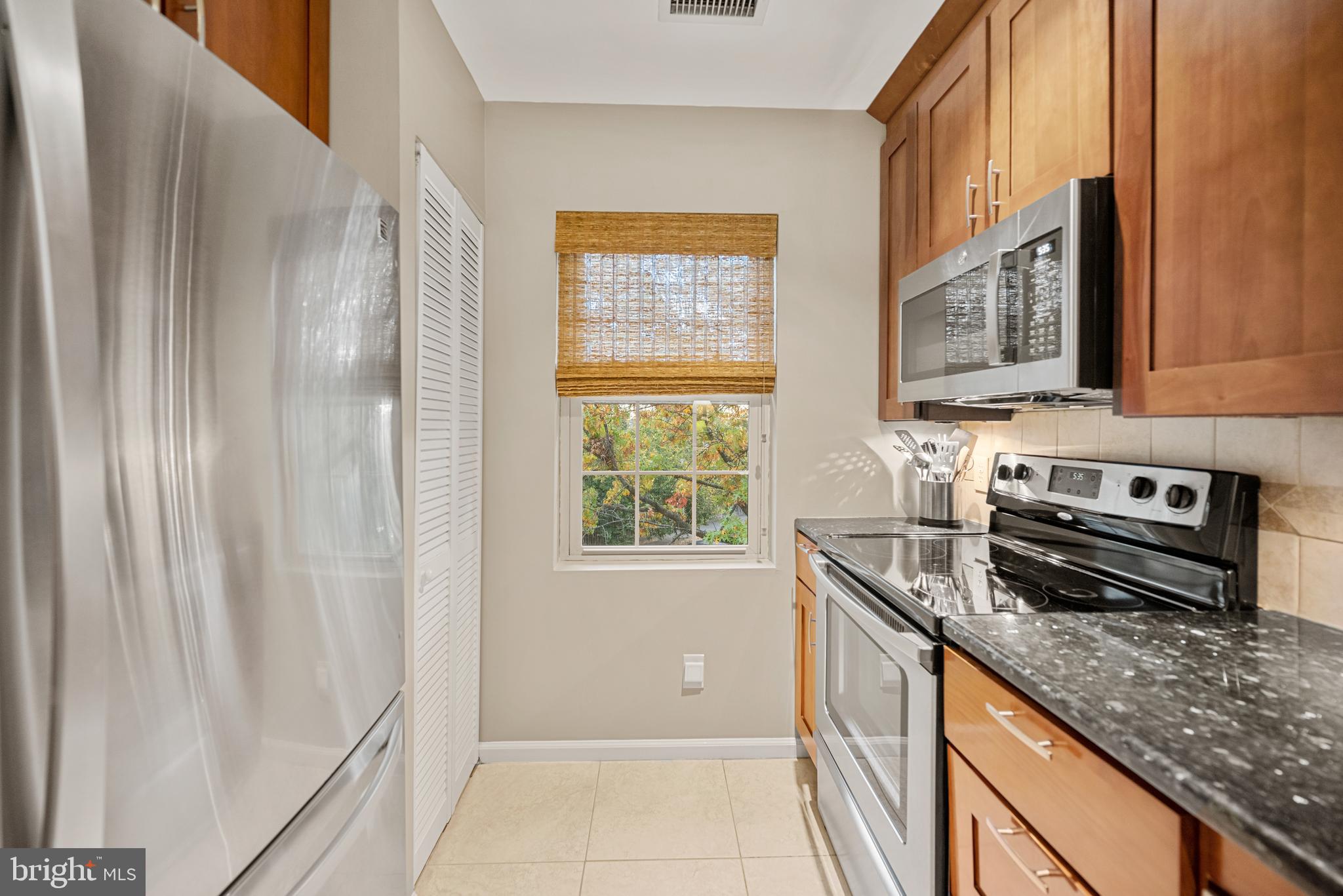1403 E ABINGDON DRIVE 6