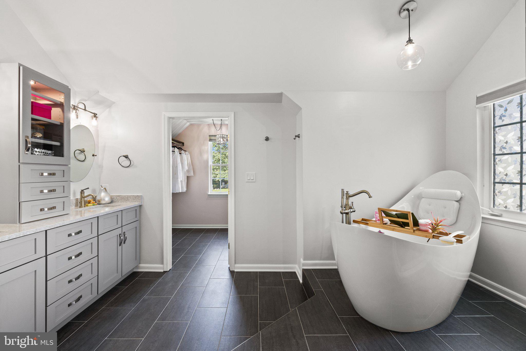 EIGHTEENTH CENTURY HAYMARKET - Residential