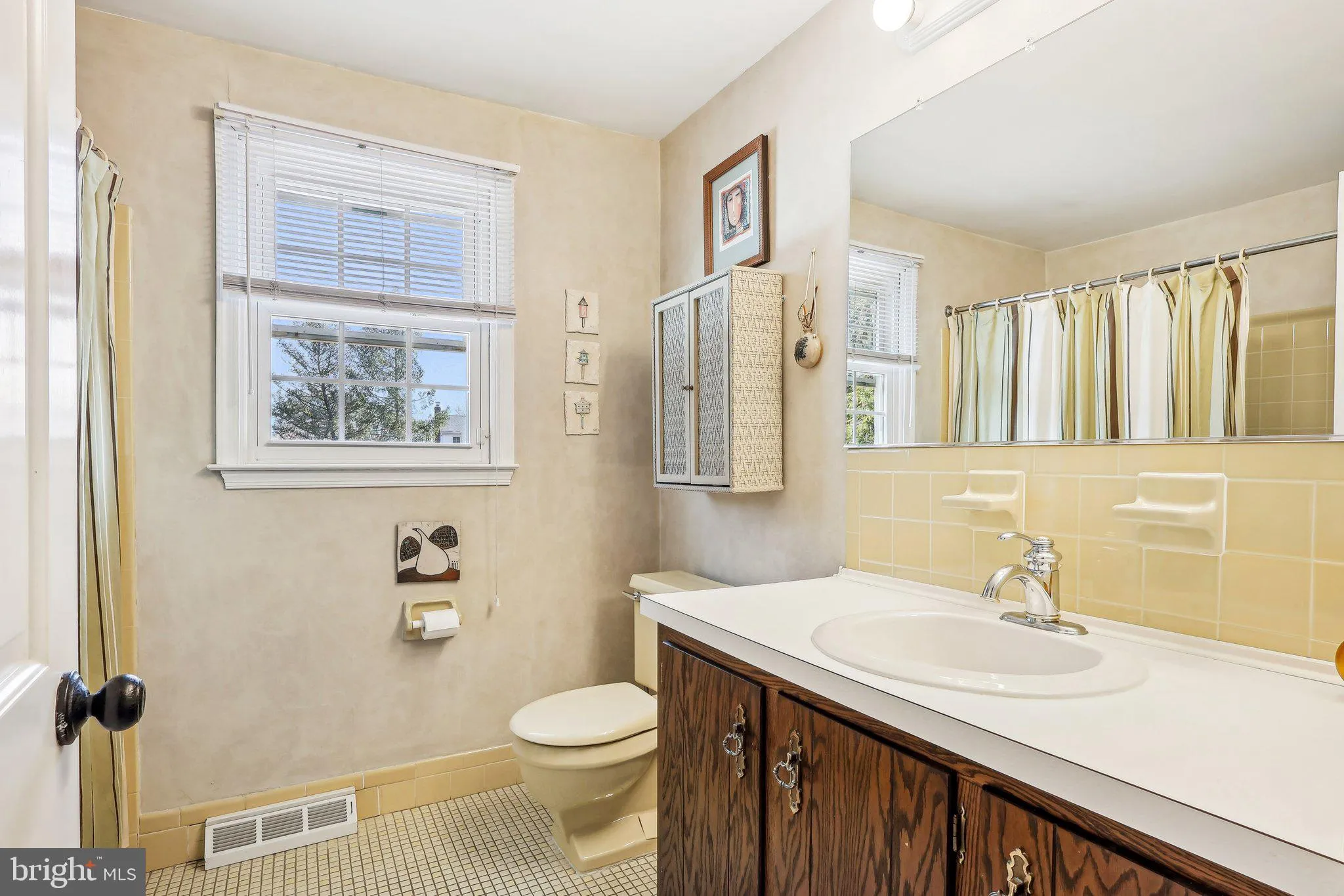 Yardley, Pennsylvania 19067, United States, 4 Bedrooms Bedrooms, ,3 BathroomsBathrooms,Residential,Pending,78937