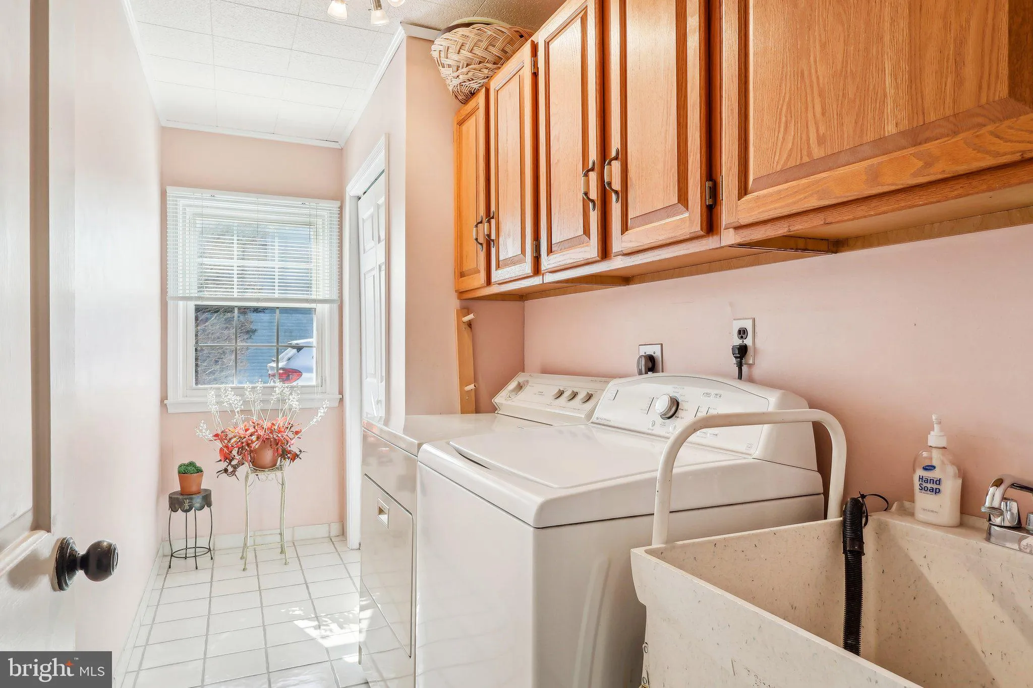 Yardley, Pennsylvania 19067, United States, 4 Bedrooms Bedrooms, ,3 BathroomsBathrooms,Residential,Pending,78937