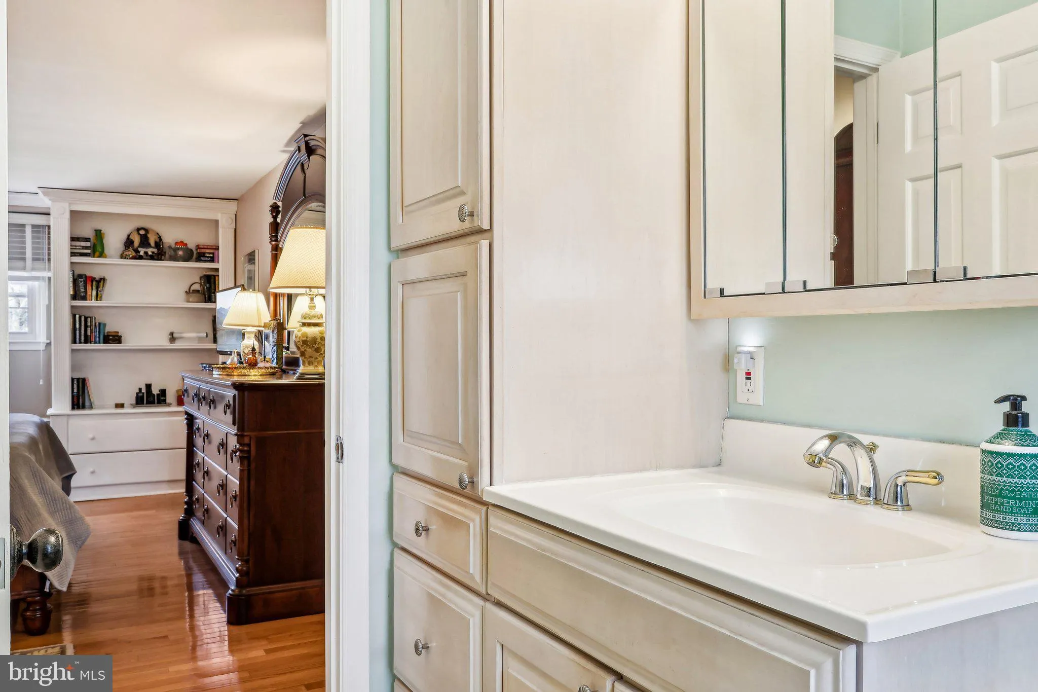 Yardley, Pennsylvania 19067, United States, 4 Bedrooms Bedrooms, ,3 BathroomsBathrooms,Residential,Pending,78937