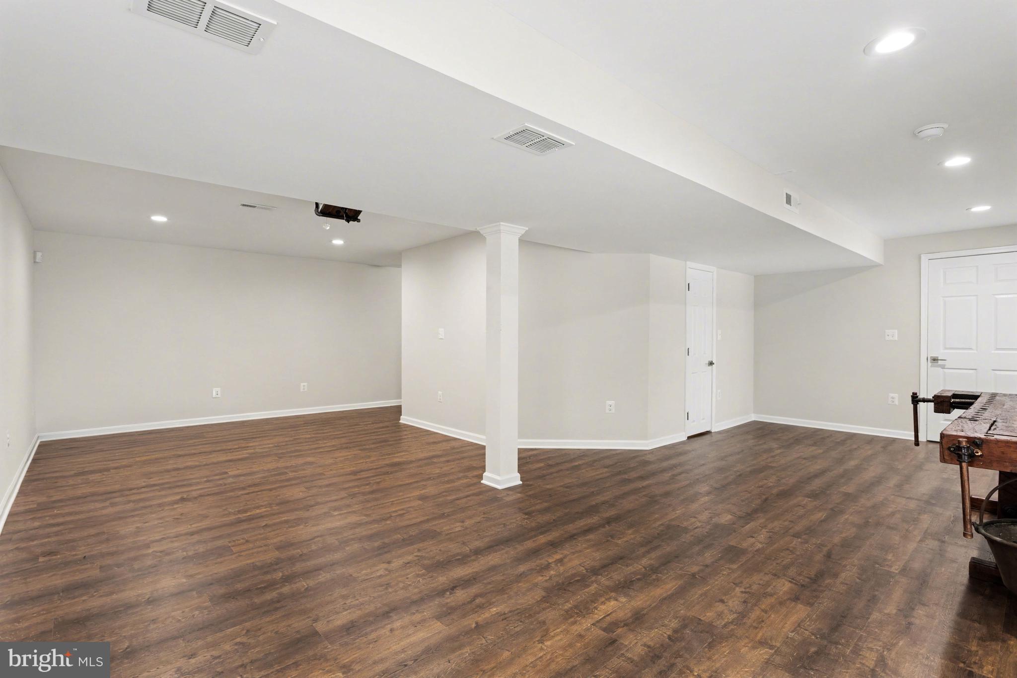 WOODLAND HILLS - Residential