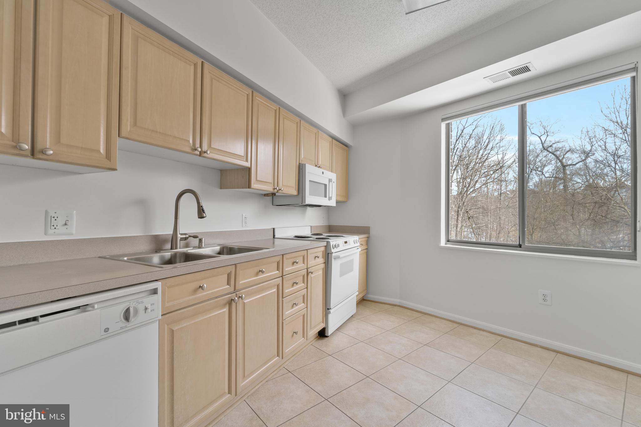 LEISURE WORLD - Residential