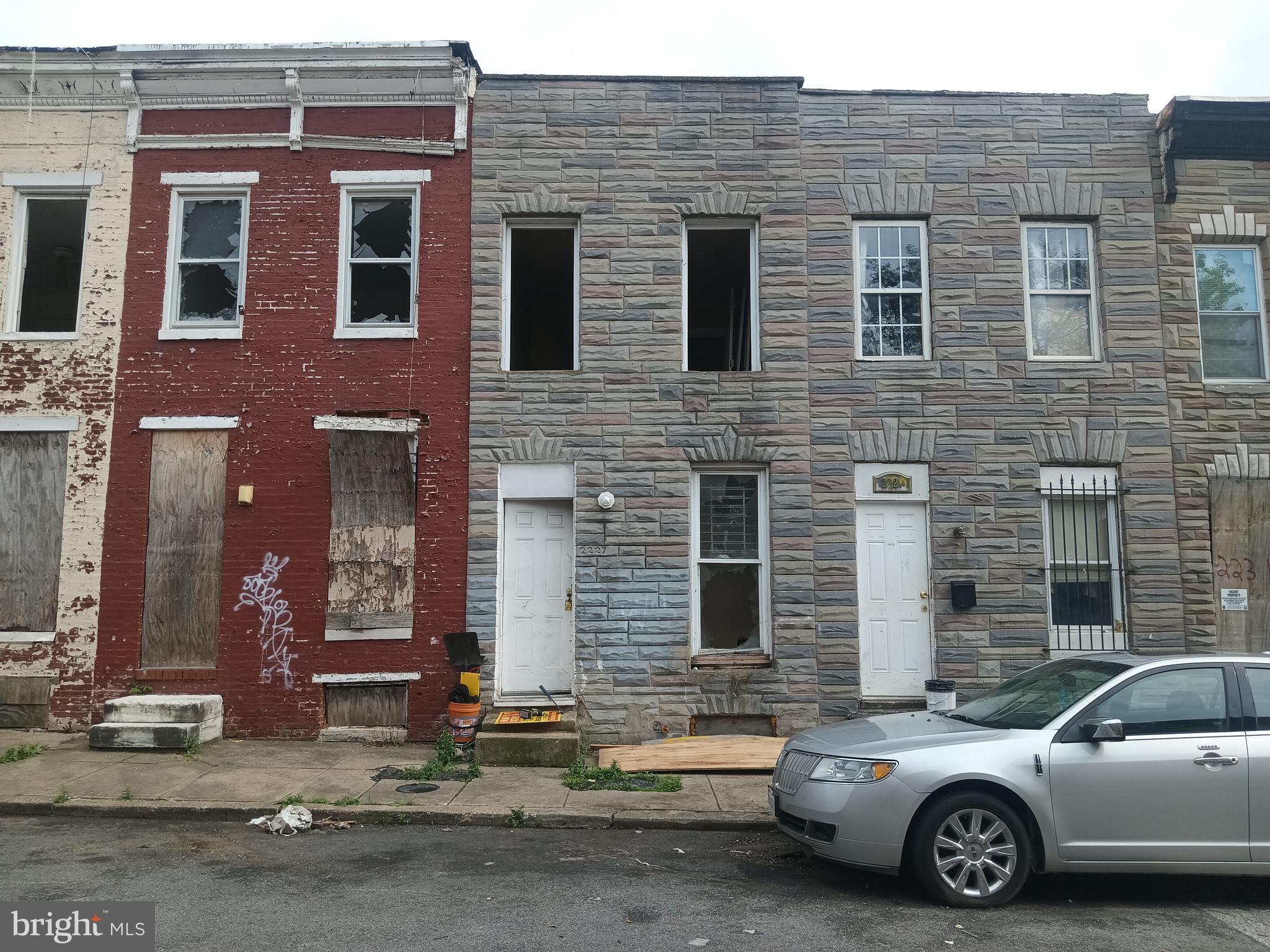 ONLINE AUCTION: Bidding begins 8/21/2025 @ 10:00 AM. Bidding ends 8/25/2025 @ 12:00 PM. List Price is Suggested Opening Bid. Deposit: $5,000. 2 Story Townhouse located in the Carrollton Ridge area. JUST MINUTES to Carroll Park Golf Course. Easy access to major traffic artery Wilkens Ave. Property is vacant and in need of renovations.