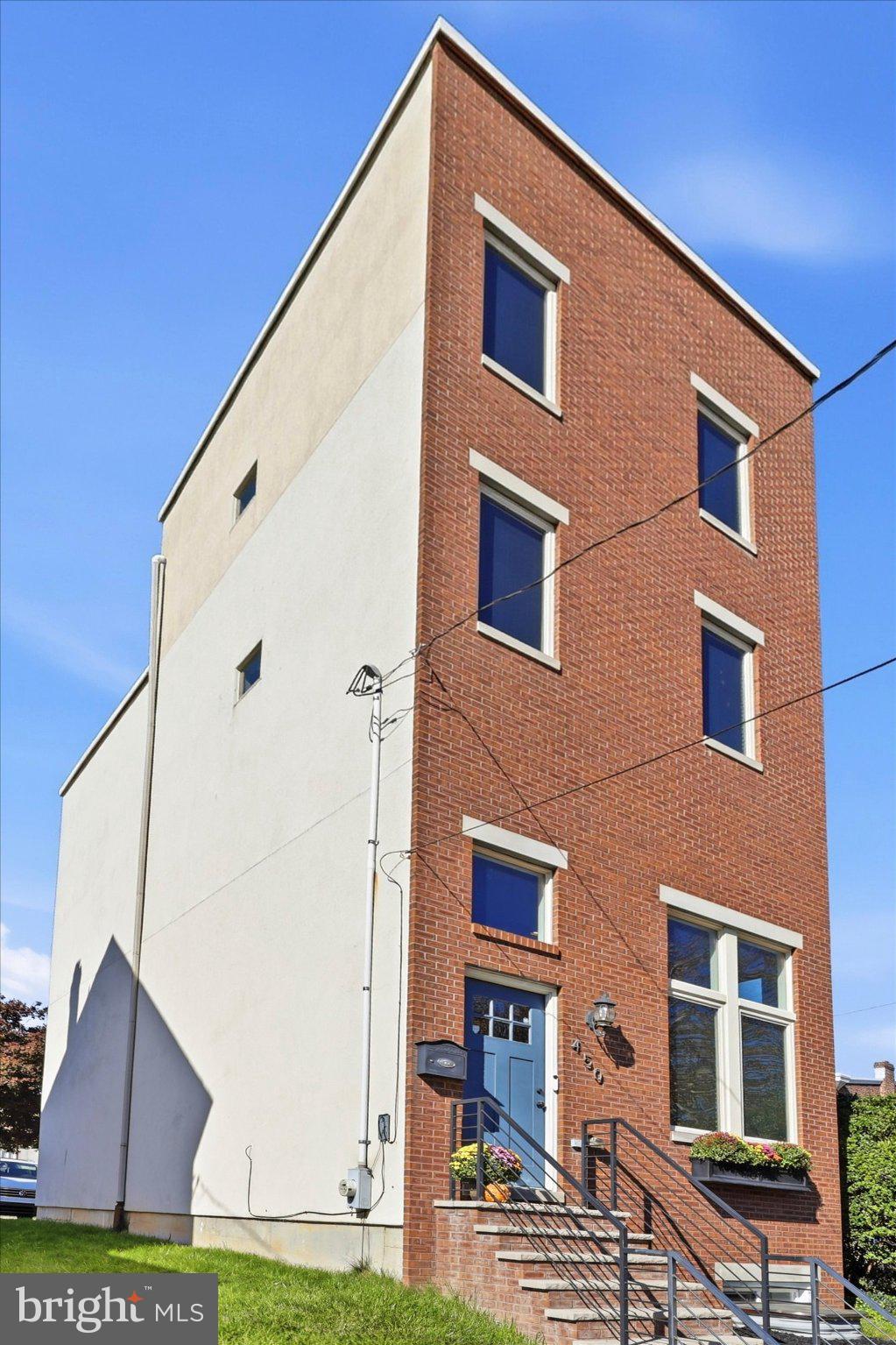 450 ROXBOROUGH AVENUE
