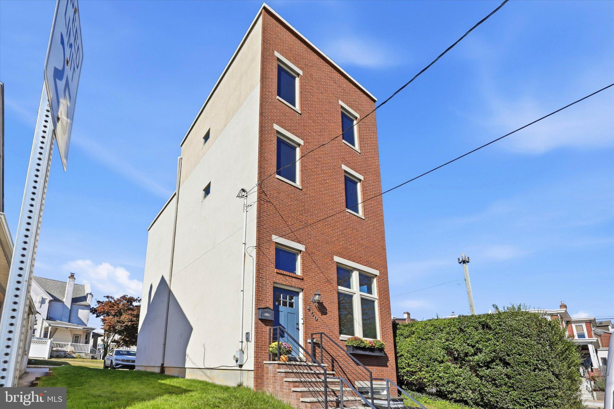 450 ROXBOROUGH AVENUE