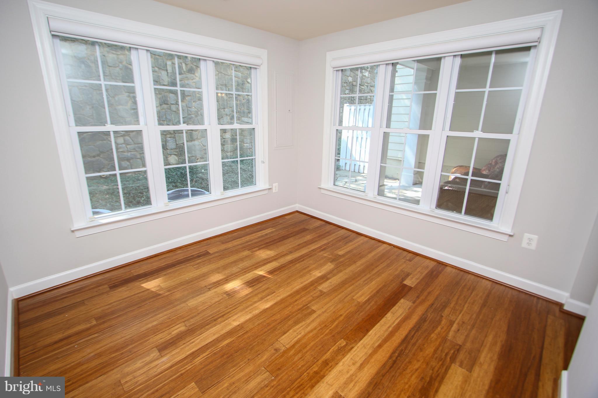 CHARLESTON SQUARE TOWNHM - Residential