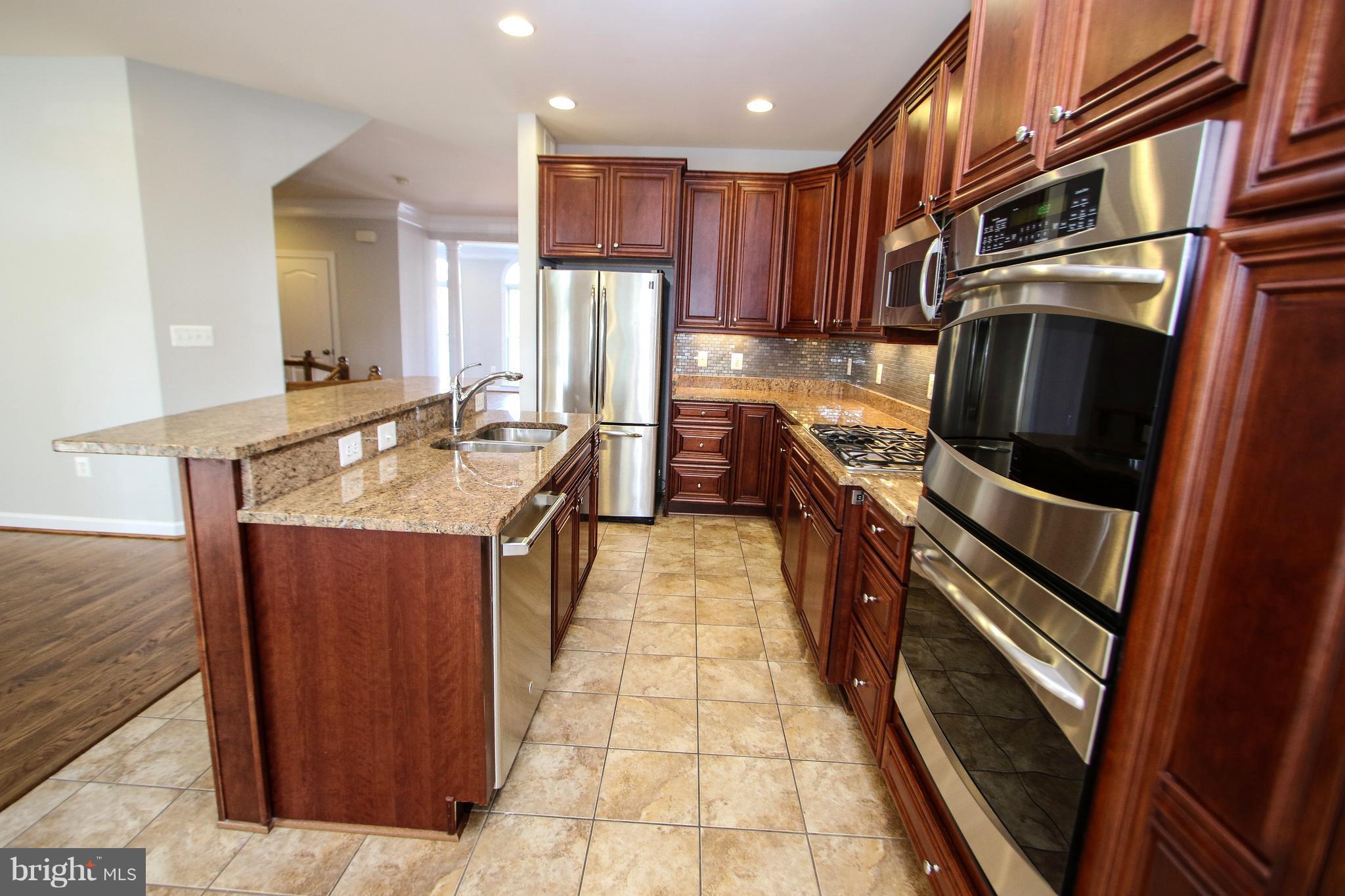 CHARLESTON SQUARE TOWNHM - Residential