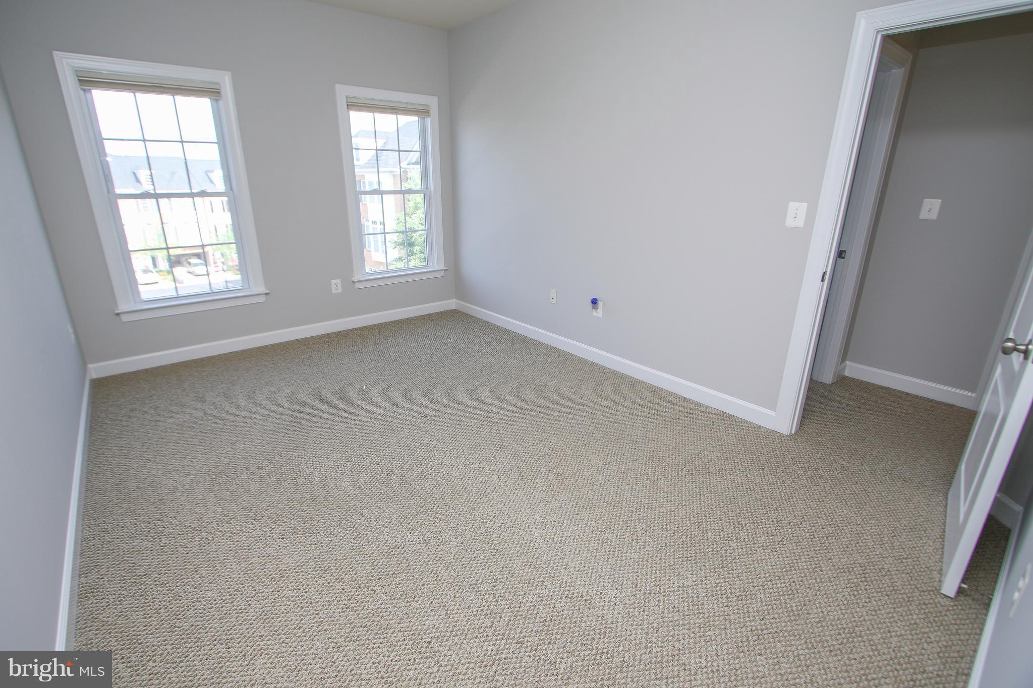 CHARLESTON SQUARE TOWNHM - Residential