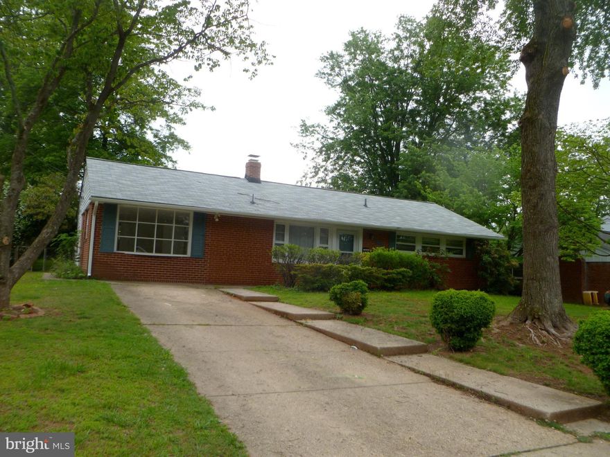 Renovated kitchen and baths,all new appliances,granite counter,stainless steel appliances,glass back splash,ceramic floor in bath and sunroom.Fireplace between dining/living room.Fenced yardEasy access to 495,walk to shopping center. 3 bedroom,1.5 bath. Bay window in sunroom,pull down attic storage.Large flat yard with storage shed.Built in book shelves.Hardwood floors.**Dog in house please call before showing**