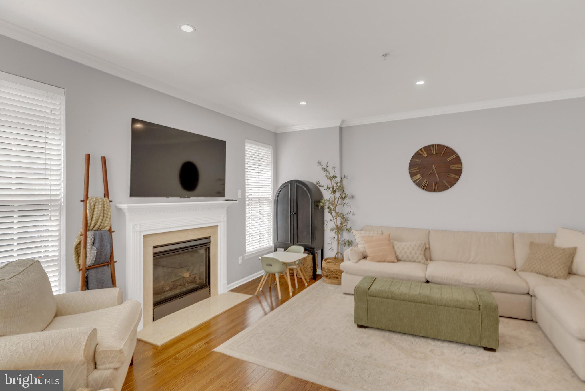 COUNTRY CLUB KNOLL - Residential