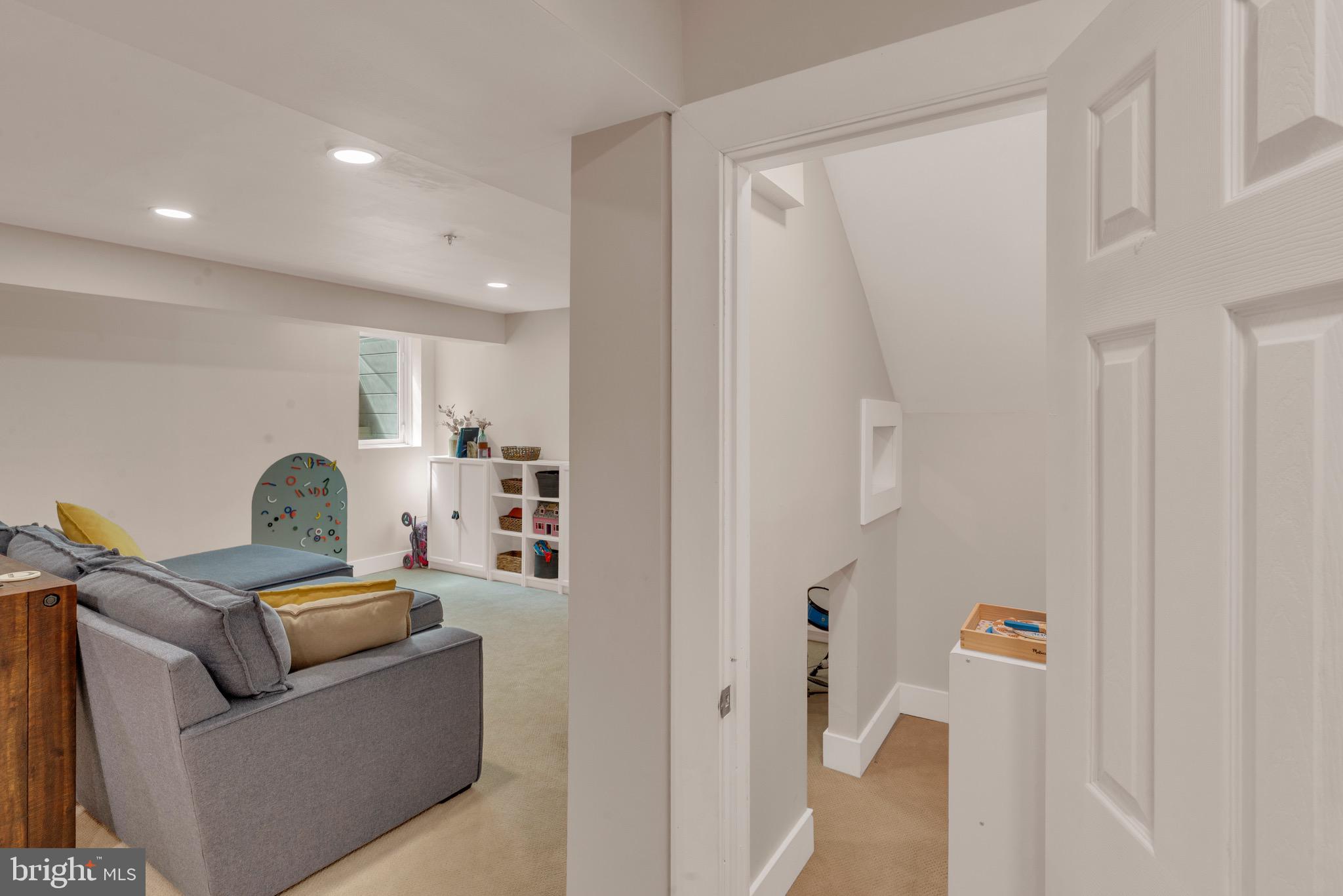 COUNTRY CLUB KNOLL - Residential