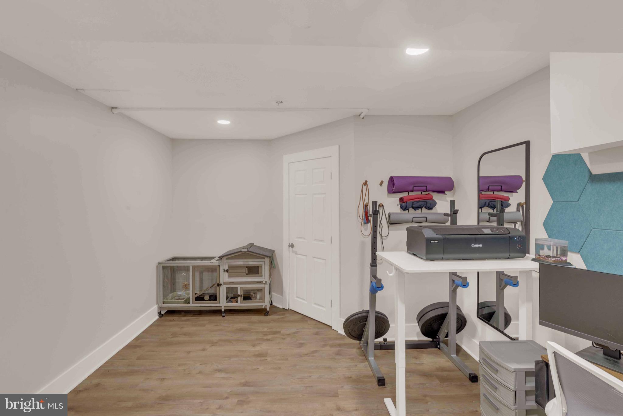 COUNTRY CLUB KNOLL - Residential